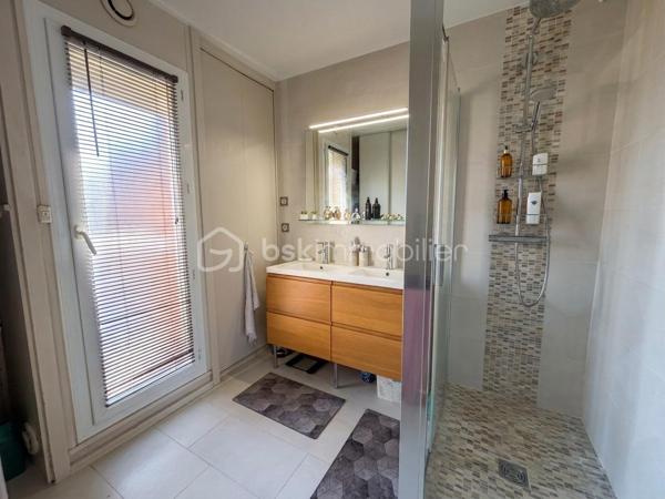 EXCLUSIVITÉ — Maison 5 pièces de 89 m² (102 m² au sol) avec jardin sans vis-à-vis

Située dans le quartier familial recherché du Bois des Friches, venez découvrir cette maison mitoyenne d'un seul côté, entièrement rénovée et sans vis-à-vis.

Des espaces de vie lumineux et fonctionnels au RDC :

- Entrée indépendante.
- Cuisine ouverte aménagée et équipée.
- Séjour / salle à manger chaleureux avec poêle à bois, ouvrant directement sur la terrasse et le jardin.
- Espace buanderie avec de nombreux rangements.
- WC indépendant avec lave-mains.

Un étage optimisé pour toute la famille :

- Palier aménagé avec un premier espace dressing.
- 3 chambres avec placards, dont une bénéficiant de son propre dressing privatif.
- Salle d’eau moderne.
- Second WC séparé avec lave-mains.

Un cadre de vie idéal au quotidien :
- Écoles maternelle et primaire dans la résidence (trajets à pied en toute sécurité).
- Centre commercial Pince-vent et lignes de bus à proximité

Les +++ :
- Double vitrage PVC + volets électriques
- Poêle à bois
- Multiples rangements
- Store Banne
- Toit terrasse refait
- Chaudière récente
- 2 stationnements à l'avant de la maison 

A découvrir sans tarder ! visites possibles 7j/7 au 0658678448