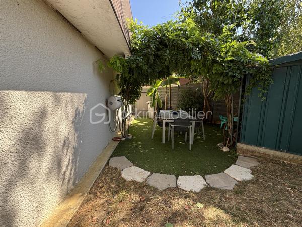 EXCLUSIVITÉ — Maison 5 pièces de 89 m² (102 m² au sol) avec jardin sans vis-à-vis

Située dans le quartier familial recherché du Bois des Friches, venez découvrir cette maison mitoyenne d'un seul côté, entièrement rénovée et sans vis-à-vis.

Des espaces de vie lumineux et fonctionnels au RDC :

- Entrée indépendante.
- Cuisine ouverte aménagée et équipée.
- Séjour / salle à manger chaleureux avec poêle à bois, ouvrant directement sur la terrasse et le jardin.
- Espace buanderie avec de nombreux rangements.
- WC indépendant avec lave-mains.

Un étage optimisé pour toute la famille :

- Palier aménagé avec un premier espace dressing.
- 3 chambres avec placards, dont une bénéficiant de son propre dressing privatif.
- Salle d’eau moderne.
- Second WC séparé avec lave-mains.

Un cadre de vie idéal au quotidien :
- Écoles maternelle et primaire dans la résidence (trajets à pied en toute sécurité).
- Centre commercial Pince-vent et lignes de bus à proximité

Les +++ :
- Double vitrage PVC + volets électriques
- Poêle à bois
- Multiples rangements
- Store Banne
- Toit terrasse refait
- Chaudière récente
- 2 stationnements à l'avant de la maison 

A découvrir sans tarder ! visites possibles 7j/7 au 0658678448