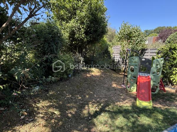 EXCLUSIVITÉ — Maison 5 pièces de 89 m² (102 m² au sol) avec jardin sans vis-à-vis

Située dans le quartier familial recherché du Bois des Friches, venez découvrir cette maison mitoyenne d'un seul côté, entièrement rénovée et sans vis-à-vis.

Des espaces de vie lumineux et fonctionnels au RDC :

- Entrée indépendante.
- Cuisine ouverte aménagée et équipée.
- Séjour / salle à manger chaleureux avec poêle à bois, ouvrant directement sur la terrasse et le jardin.
- Espace buanderie avec de nombreux rangements.
- WC indépendant avec lave-mains.

Un étage optimisé pour toute la famille :

- Palier aménagé avec un premier espace dressing.
- 3 chambres avec placards, dont une bénéficiant de son propre dressing privatif.
- Salle d’eau moderne.
- Second WC séparé avec lave-mains.

Un cadre de vie idéal au quotidien :
- Écoles maternelle et primaire dans la résidence (trajets à pied en toute sécurité).
- Centre commercial Pince-vent et lignes de bus à proximité

Les +++ :
- Double vitrage PVC + volets électriques
- Poêle à bois
- Multiples rangements
- Store Banne
- Toit terrasse refait
- Chaudière récente
- 2 stationnements à l'avant de la maison 

A découvrir sans tarder ! visites possibles 7j/7 au 0658678448