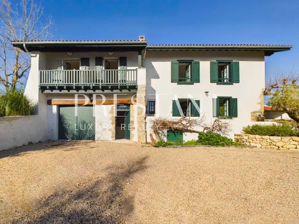 Propriété de Prestige à Bidart – Ferme du XVIIIème Rénovée avec Jardin Paysagé et Piscine, BIDART