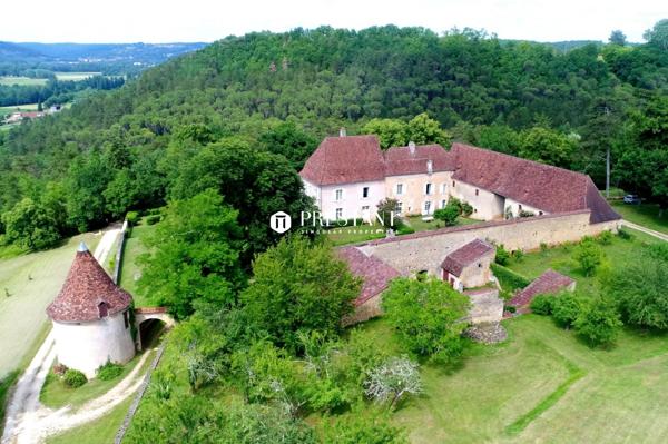 Magnifique propriété avec vue lointaine sur la rivière, en position dominante. Secteur Le Bugue., LE BUGUE