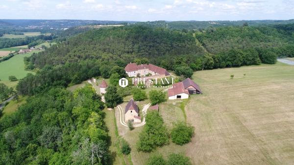 Magnifique propriété avec vue lointaine sur la rivière, en position dominante. Secteur Le Bugue., LE BUGUE