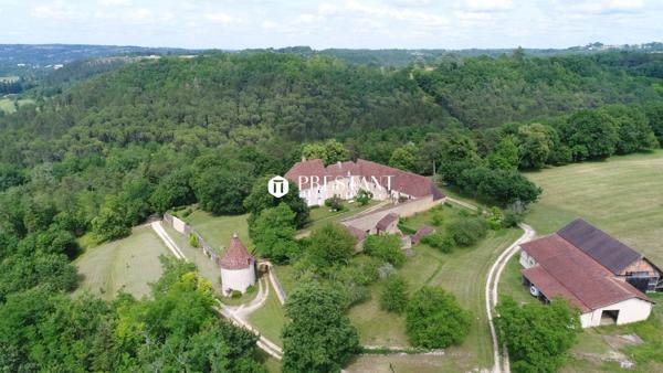 Magnifique propriété avec vue lointaine sur la rivière, en position dominante. Secteur Le Bugue., LE BUGUE