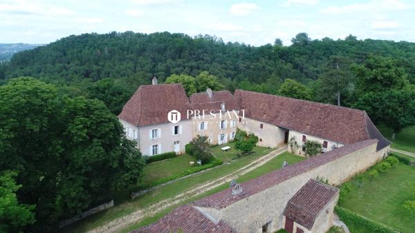Magnifique propriété avec vue lointaine sur la rivière, en position dominante. Secteur Le Bugue., LE BUGUE
