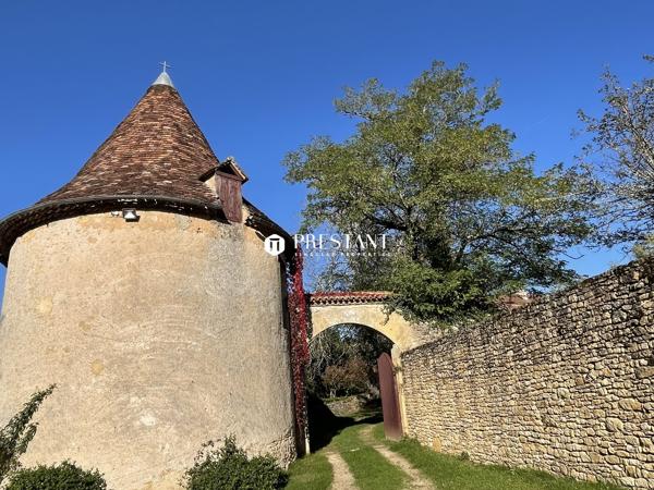 Magnifique propriété avec vue lointaine sur la rivière, en position dominante. Secteur Le Bugue., LE BUGUE