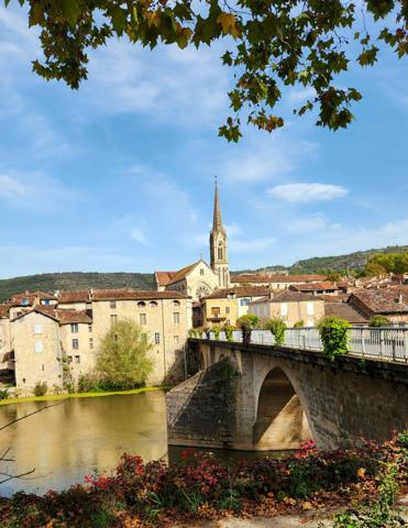 Saint-Antonin-Noble-Val (82140) Maison de marchand du 13ème siècle, maison d'hôtes, village médiéval à 40km d'Albi, au coeur des gorges de l'A