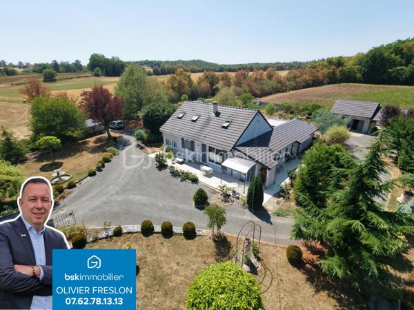 Magnifique Pavillon de plain pied de 149m² avec patio et dépendances à Avril sur Loire.

Amoureux des jolis coins de campagne, situé à deux du joli village d'Avril sur Loire, proche des écoles, commerces et commodités de Decize, nous présentons ce magnifique pavillon de plain pied d'une superficie habitable de 149m², 6 pièces composées, d'une spacieuse entrée, d'une grande pièce de vie de 50m², comprenant salon, séjour et cuisine ouverte, aménagée et équipée, d'un wc, d'une salle de bain, d'une suite parentale avec salle d'eau privative, d'un espaxe bureau et d'un cellier au rez-de-chaussée, d'un palier et de 3 chambres à l'étage dont avec espace dressing.  Cette maison dispose de plusieurs tzrrasses, d'un grand patio avec cuisine d'été, d'une dépendance de garage, d'un appentis de stationnement, d'un bucher, d'un grand potager, le tout sur un beau terrain d'environ 2590m², arboré,entretenu et entièrement clos.

Ce pavillon propose une spacieuse entrée qui dessert une suite parentale de 19m², avec salle d'eau privative, et porte fenêtre qui donne sur une terrasse, pièce idéale pour accueillir une 1
activité de gîte ou airbnb.
L'entrée dessert également une grande pièce de vie de 50m², composée d'un espace salon et d'un espace séjour qui dispose d'un poêle à bois pour de belles soirées au coin du feu, pièce dont les portes fenêtres donnent sur une grande terrasse. La pièce de vie se complète d'une cuisine ouverte,  aménagée et équipée dont la porte fenêtre donne sur un grand patio de 65m², véritable atout charme 
Le rez-de-chaussée se complète d'un wc indépendant,  d'une salle de bain avec baignoire et douche, d'un espace se bureau et d'un cellier.
De la pièce de vie, un escalier mène à l'étage, qui propose un palier qui dessert 3 chambres de 11, 14 et 15m², la seconde proposa t un espace dressing. 
A l'extèrieur, cette maison propose plusieurs terrasses, un grand patio de 65m² avec espace cuisine d'été, une dépendance de garage, un appentis de stationnement, un bûcher, un joli potager, le tout sur un beau terrain d'environ 2590m², arboré,entretenu et entièrement clos.
Tous les sols de ce pavillon sont en parquet pour le rez-de-chaussée, et en moquette à l'étage, il dispose d'une isolation double vitrage PVC, de volets roulants motorisés et solaires ou volets bois.
Il propose un type de chauffage au bois (poêle) ou électrique, un ballon production d'eau chaude. 
Cette maison dispose d'une toiture en tuiles mécaniques type tuile béton en bon état,  ainsi qu'une bonne isolation.
Niveau énergie, cette maison dispose d'excellentes notes énergétiques en C en dépenses énergétiques donc économique et B en gaz à effet de serre donc écologique.
Côté assainissement, cette propriété dispose d'une micro-station.
Côté internet, elle dispose de la fibre. 

Les plus de cette maison 
Sa localisation dans un joli coin de campagne, ses grands volumes de pièces dont sa pièce de vie, ses 4 chambres dont sa suite parentale de plain pied avec salle d'eau privative, ses terrasses, son grand patio, sa dépendance de garage, son joli potager, 

Photos supplémentaires disponibles sur BSK IMMOBILIER 
Pour tout renseignement complémentaire ou pour une visite, contactez-moi au 07 62 78 13 13.
Idéale pour une grande famille, pour une résidence secondaire à la campagne, cette maison est un vrai coup de cœur, une belle opportunité à saisir dès maintenant !!!