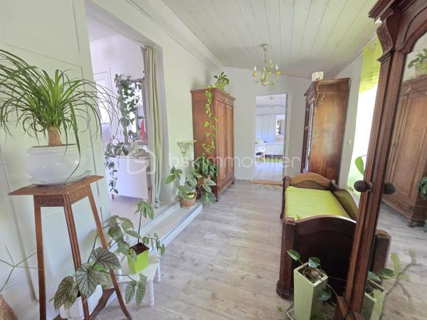 Magnifique Pavillon de plain pied de 149m² avec patio et dépendances à Avril sur Loire.

Amoureux des jolis coins de campagne, situé à deux du joli village d'Avril sur Loire, proche des écoles, commerces et commodités de Decize, nous présentons ce magnifique pavillon de plain pied d'une superficie habitable de 149m², 6 pièces composées, d'une spacieuse entrée, d'une grande pièce de vie de 50m², comprenant salon, séjour et cuisine ouverte, aménagée et équipée, d'un wc, d'une salle de bain, d'une suite parentale avec salle d'eau privative, d'un espaxe bureau et d'un cellier au rez-de-chaussée, d'un palier et de 3 chambres à l'étage dont avec espace dressing.  Cette maison dispose de plusieurs tzrrasses, d'un grand patio avec cuisine d'été, d'une dépendance de garage, d'un appentis de stationnement, d'un bucher, d'un grand potager, le tout sur un beau terrain d'environ 2590m², arboré,entretenu et entièrement clos.

Ce pavillon propose une spacieuse entrée qui dessert une suite parentale de 19m², avec salle d'eau privative, et porte fenêtre qui donne sur une terrasse, pièce idéale pour accueillir une 1
activité de gîte ou airbnb.
L'entrée dessert également une grande pièce de vie de 50m², composée d'un espace salon et d'un espace séjour qui dispose d'un poêle à bois pour de belles soirées au coin du feu, pièce dont les portes fenêtres donnent sur une grande terrasse. La pièce de vie se complète d'une cuisine ouverte,  aménagée et équipée dont la porte fenêtre donne sur un grand patio de 65m², véritable atout charme 
Le rez-de-chaussée se complète d'un wc indépendant,  d'une salle de bain avec baignoire et douche, d'un espace se bureau et d'un cellier.
De la pièce de vie, un escalier mène à l'étage, qui propose un palier qui dessert 3 chambres de 11, 14 et 15m², la seconde proposa t un espace dressing. 
A l'extèrieur, cette maison propose plusieurs terrasses, un grand patio de 65m² avec espace cuisine d'été, une dépendance de garage, un appentis de stationnement, un bûcher, un joli potager, le tout sur un beau terrain d'environ 2590m², arboré,entretenu et entièrement clos.
Tous les sols de ce pavillon sont en parquet pour le rez-de-chaussée, et en moquette à l'étage, il dispose d'une isolation double vitrage PVC, de volets roulants motorisés et solaires ou volets bois.
Il propose un type de chauffage au bois (poêle) ou électrique, un ballon production d'eau chaude. 
Cette maison dispose d'une toiture en tuiles mécaniques type tuile béton en bon état,  ainsi qu'une bonne isolation.
Niveau énergie, cette maison dispose d'excellentes notes énergétiques en C en dépenses énergétiques donc économique et B en gaz à effet de serre donc écologique.
Côté assainissement, cette propriété dispose d'une micro-station.
Côté internet, elle dispose de la fibre. 

Les plus de cette maison 
Sa localisation dans un joli coin de campagne, ses grands volumes de pièces dont sa pièce de vie, ses 4 chambres dont sa suite parentale de plain pied avec salle d'eau privative, ses terrasses, son grand patio, sa dépendance de garage, son joli potager, 

Photos supplémentaires disponibles sur BSK IMMOBILIER 
Pour tout renseignement complémentaire ou pour une visite, contactez-moi au 07 62 78 13 13.
Idéale pour une grande famille, pour une résidence secondaire à la campagne, cette maison est un vrai coup de cœur, une belle opportunité à saisir dès maintenant !!!