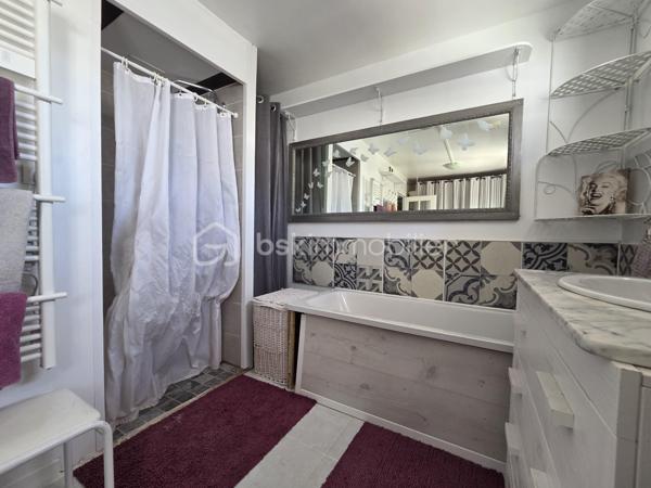 Magnifique Pavillon de plain pied de 149m² avec patio et dépendances à Avril sur Loire.

Amoureux des jolis coins de campagne, situé à deux du joli village d'Avril sur Loire, proche des écoles, commerces et commodités de Decize, nous présentons ce magnifique pavillon de plain pied d'une superficie habitable de 149m², 6 pièces composées, d'une spacieuse entrée, d'une grande pièce de vie de 50m², comprenant salon, séjour et cuisine ouverte, aménagée et équipée, d'un wc, d'une salle de bain, d'une suite parentale avec salle d'eau privative, d'un espaxe bureau et d'un cellier au rez-de-chaussée, d'un palier et de 3 chambres à l'étage dont avec espace dressing.  Cette maison dispose de plusieurs tzrrasses, d'un grand patio avec cuisine d'été, d'une dépendance de garage, d'un appentis de stationnement, d'un bucher, d'un grand potager, le tout sur un beau terrain d'environ 2590m², arboré,entretenu et entièrement clos.

Ce pavillon propose une spacieuse entrée qui dessert une suite parentale de 19m², avec salle d'eau privative, et porte fenêtre qui donne sur une terrasse, pièce idéale pour accueillir une 1
activité de gîte ou airbnb.
L'entrée dessert également une grande pièce de vie de 50m², composée d'un espace salon et d'un espace séjour qui dispose d'un poêle à bois pour de belles soirées au coin du feu, pièce dont les portes fenêtres donnent sur une grande terrasse. La pièce de vie se complète d'une cuisine ouverte,  aménagée et équipée dont la porte fenêtre donne sur un grand patio de 65m², véritable atout charme 
Le rez-de-chaussée se complète d'un wc indépendant,  d'une salle de bain avec baignoire et douche, d'un espace se bureau et d'un cellier.
De la pièce de vie, un escalier mène à l'étage, qui propose un palier qui dessert 3 chambres de 11, 14 et 15m², la seconde proposa t un espace dressing. 
A l'extèrieur, cette maison propose plusieurs terrasses, un grand patio de 65m² avec espace cuisine d'été, une dépendance de garage, un appentis de stationnement, un bûcher, un joli potager, le tout sur un beau terrain d'environ 2590m², arboré,entretenu et entièrement clos.
Tous les sols de ce pavillon sont en parquet pour le rez-de-chaussée, et en moquette à l'étage, il dispose d'une isolation double vitrage PVC, de volets roulants motorisés et solaires ou volets bois.
Il propose un type de chauffage au bois (poêle) ou électrique, un ballon production d'eau chaude. 
Cette maison dispose d'une toiture en tuiles mécaniques type tuile béton en bon état,  ainsi qu'une bonne isolation.
Niveau énergie, cette maison dispose d'excellentes notes énergétiques en C en dépenses énergétiques donc économique et B en gaz à effet de serre donc écologique.
Côté assainissement, cette propriété dispose d'une micro-station.
Côté internet, elle dispose de la fibre. 

Les plus de cette maison 
Sa localisation dans un joli coin de campagne, ses grands volumes de pièces dont sa pièce de vie, ses 4 chambres dont sa suite parentale de plain pied avec salle d'eau privative, ses terrasses, son grand patio, sa dépendance de garage, son joli potager, 

Photos supplémentaires disponibles sur BSK IMMOBILIER 
Pour tout renseignement complémentaire ou pour une visite, contactez-moi au 07 62 78 13 13.
Idéale pour une grande famille, pour une résidence secondaire à la campagne, cette maison est un vrai coup de cœur, une belle opportunité à saisir dès maintenant !!!