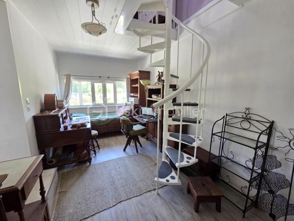 Magnifique Pavillon de plain pied de 149m² avec patio et dépendances à Avril sur Loire.

Amoureux des jolis coins de campagne, situé à deux du joli village d'Avril sur Loire, proche des écoles, commerces et commodités de Decize, nous présentons ce magnifique pavillon de plain pied d'une superficie habitable de 149m², 6 pièces composées, d'une spacieuse entrée, d'une grande pièce de vie de 50m², comprenant salon, séjour et cuisine ouverte, aménagée et équipée, d'un wc, d'une salle de bain, d'une suite parentale avec salle d'eau privative, d'un espaxe bureau et d'un cellier au rez-de-chaussée, d'un palier et de 3 chambres à l'étage dont avec espace dressing.  Cette maison dispose de plusieurs tzrrasses, d'un grand patio avec cuisine d'été, d'une dépendance de garage, d'un appentis de stationnement, d'un bucher, d'un grand potager, le tout sur un beau terrain d'environ 2590m², arboré,entretenu et entièrement clos.

Ce pavillon propose une spacieuse entrée qui dessert une suite parentale de 19m², avec salle d'eau privative, et porte fenêtre qui donne sur une terrasse, pièce idéale pour accueillir une 1
activité de gîte ou airbnb.
L'entrée dessert également une grande pièce de vie de 50m², composée d'un espace salon et d'un espace séjour qui dispose d'un poêle à bois pour de belles soirées au coin du feu, pièce dont les portes fenêtres donnent sur une grande terrasse. La pièce de vie se complète d'une cuisine ouverte,  aménagée et équipée dont la porte fenêtre donne sur un grand patio de 65m², véritable atout charme 
Le rez-de-chaussée se complète d'un wc indépendant,  d'une salle de bain avec baignoire et douche, d'un espace se bureau et d'un cellier.
De la pièce de vie, un escalier mène à l'étage, qui propose un palier qui dessert 3 chambres de 11, 14 et 15m², la seconde proposa t un espace dressing. 
A l'extèrieur, cette maison propose plusieurs terrasses, un grand patio de 65m² avec espace cuisine d'été, une dépendance de garage, un appentis de stationnement, un bûcher, un joli potager, le tout sur un beau terrain d'environ 2590m², arboré,entretenu et entièrement clos.
Tous les sols de ce pavillon sont en parquet pour le rez-de-chaussée, et en moquette à l'étage, il dispose d'une isolation double vitrage PVC, de volets roulants motorisés et solaires ou volets bois.
Il propose un type de chauffage au bois (poêle) ou électrique, un ballon production d'eau chaude. 
Cette maison dispose d'une toiture en tuiles mécaniques type tuile béton en bon état,  ainsi qu'une bonne isolation.
Niveau énergie, cette maison dispose d'excellentes notes énergétiques en C en dépenses énergétiques donc économique et B en gaz à effet de serre donc écologique.
Côté assainissement, cette propriété dispose d'une micro-station.
Côté internet, elle dispose de la fibre. 

Les plus de cette maison 
Sa localisation dans un joli coin de campagne, ses grands volumes de pièces dont sa pièce de vie, ses 4 chambres dont sa suite parentale de plain pied avec salle d'eau privative, ses terrasses, son grand patio, sa dépendance de garage, son joli potager, 

Photos supplémentaires disponibles sur BSK IMMOBILIER 
Pour tout renseignement complémentaire ou pour une visite, contactez-moi au 07 62 78 13 13.
Idéale pour une grande famille, pour une résidence secondaire à la campagne, cette maison est un vrai coup de cœur, une belle opportunité à saisir dès maintenant !!!
