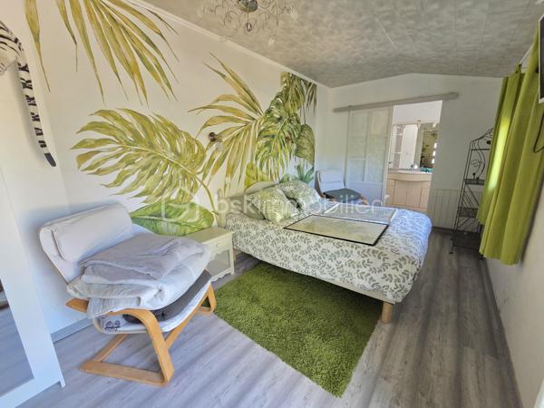 Magnifique Pavillon de plain pied de 149m² avec patio et dépendances à Avril sur Loire.

Amoureux des jolis coins de campagne, situé à deux du joli village d'Avril sur Loire, proche des écoles, commerces et commodités de Decize, nous présentons ce magnifique pavillon de plain pied d'une superficie habitable de 149m², 6 pièces composées, d'une spacieuse entrée, d'une grande pièce de vie de 50m², comprenant salon, séjour et cuisine ouverte, aménagée et équipée, d'un wc, d'une salle de bain, d'une suite parentale avec salle d'eau privative, d'un espaxe bureau et d'un cellier au rez-de-chaussée, d'un palier et de 3 chambres à l'étage dont avec espace dressing.  Cette maison dispose de plusieurs tzrrasses, d'un grand patio avec cuisine d'été, d'une dépendance de garage, d'un appentis de stationnement, d'un bucher, d'un grand potager, le tout sur un beau terrain d'environ 2590m², arboré,entretenu et entièrement clos.

Ce pavillon propose une spacieuse entrée qui dessert une suite parentale de 19m², avec salle d'eau privative, et porte fenêtre qui donne sur une terrasse, pièce idéale pour accueillir une 1
activité de gîte ou airbnb.
L'entrée dessert également une grande pièce de vie de 50m², composée d'un espace salon et d'un espace séjour qui dispose d'un poêle à bois pour de belles soirées au coin du feu, pièce dont les portes fenêtres donnent sur une grande terrasse. La pièce de vie se complète d'une cuisine ouverte,  aménagée et équipée dont la porte fenêtre donne sur un grand patio de 65m², véritable atout charme 
Le rez-de-chaussée se complète d'un wc indépendant,  d'une salle de bain avec baignoire et douche, d'un espace se bureau et d'un cellier.
De la pièce de vie, un escalier mène à l'étage, qui propose un palier qui dessert 3 chambres de 11, 14 et 15m², la seconde proposa t un espace dressing. 
A l'extèrieur, cette maison propose plusieurs terrasses, un grand patio de 65m² avec espace cuisine d'été, une dépendance de garage, un appentis de stationnement, un bûcher, un joli potager, le tout sur un beau terrain d'environ 2590m², arboré,entretenu et entièrement clos.
Tous les sols de ce pavillon sont en parquet pour le rez-de-chaussée, et en moquette à l'étage, il dispose d'une isolation double vitrage PVC, de volets roulants motorisés et solaires ou volets bois.
Il propose un type de chauffage au bois (poêle) ou électrique, un ballon production d'eau chaude. 
Cette maison dispose d'une toiture en tuiles mécaniques type tuile béton en bon état,  ainsi qu'une bonne isolation.
Niveau énergie, cette maison dispose d'excellentes notes énergétiques en C en dépenses énergétiques donc économique et B en gaz à effet de serre donc écologique.
Côté assainissement, cette propriété dispose d'une micro-station.
Côté internet, elle dispose de la fibre. 

Les plus de cette maison 
Sa localisation dans un joli coin de campagne, ses grands volumes de pièces dont sa pièce de vie, ses 4 chambres dont sa suite parentale de plain pied avec salle d'eau privative, ses terrasses, son grand patio, sa dépendance de garage, son joli potager, 

Photos supplémentaires disponibles sur BSK IMMOBILIER 
Pour tout renseignement complémentaire ou pour une visite, contactez-moi au 07 62 78 13 13.
Idéale pour une grande famille, pour une résidence secondaire à la campagne, cette maison est un vrai coup de cœur, une belle opportunité à saisir dès maintenant !!!