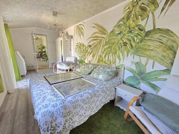 Magnifique Pavillon de plain pied de 149m² avec patio et dépendances à Avril sur Loire.

Amoureux des jolis coins de campagne, situé à deux du joli village d'Avril sur Loire, proche des écoles, commerces et commodités de Decize, nous présentons ce magnifique pavillon de plain pied d'une superficie habitable de 149m², 6 pièces composées, d'une spacieuse entrée, d'une grande pièce de vie de 50m², comprenant salon, séjour et cuisine ouverte, aménagée et équipée, d'un wc, d'une salle de bain, d'une suite parentale avec salle d'eau privative, d'un espaxe bureau et d'un cellier au rez-de-chaussée, d'un palier et de 3 chambres à l'étage dont avec espace dressing.  Cette maison dispose de plusieurs tzrrasses, d'un grand patio avec cuisine d'été, d'une dépendance de garage, d'un appentis de stationnement, d'un bucher, d'un grand potager, le tout sur un beau terrain d'environ 2590m², arboré,entretenu et entièrement clos.

Ce pavillon propose une spacieuse entrée qui dessert une suite parentale de 19m², avec salle d'eau privative, et porte fenêtre qui donne sur une terrasse, pièce idéale pour accueillir une 1
activité de gîte ou airbnb.
L'entrée dessert également une grande pièce de vie de 50m², composée d'un espace salon et d'un espace séjour qui dispose d'un poêle à bois pour de belles soirées au coin du feu, pièce dont les portes fenêtres donnent sur une grande terrasse. La pièce de vie se complète d'une cuisine ouverte,  aménagée et équipée dont la porte fenêtre donne sur un grand patio de 65m², véritable atout charme 
Le rez-de-chaussée se complète d'un wc indépendant,  d'une salle de bain avec baignoire et douche, d'un espace se bureau et d'un cellier.
De la pièce de vie, un escalier mène à l'étage, qui propose un palier qui dessert 3 chambres de 11, 14 et 15m², la seconde proposa t un espace dressing. 
A l'extèrieur, cette maison propose plusieurs terrasses, un grand patio de 65m² avec espace cuisine d'été, une dépendance de garage, un appentis de stationnement, un bûcher, un joli potager, le tout sur un beau terrain d'environ 2590m², arboré,entretenu et entièrement clos.
Tous les sols de ce pavillon sont en parquet pour le rez-de-chaussée, et en moquette à l'étage, il dispose d'une isolation double vitrage PVC, de volets roulants motorisés et solaires ou volets bois.
Il propose un type de chauffage au bois (poêle) ou électrique, un ballon production d'eau chaude. 
Cette maison dispose d'une toiture en tuiles mécaniques type tuile béton en bon état,  ainsi qu'une bonne isolation.
Niveau énergie, cette maison dispose d'excellentes notes énergétiques en C en dépenses énergétiques donc économique et B en gaz à effet de serre donc écologique.
Côté assainissement, cette propriété dispose d'une micro-station.
Côté internet, elle dispose de la fibre. 

Les plus de cette maison 
Sa localisation dans un joli coin de campagne, ses grands volumes de pièces dont sa pièce de vie, ses 4 chambres dont sa suite parentale de plain pied avec salle d'eau privative, ses terrasses, son grand patio, sa dépendance de garage, son joli potager, 

Photos supplémentaires disponibles sur BSK IMMOBILIER 
Pour tout renseignement complémentaire ou pour une visite, contactez-moi au 07 62 78 13 13.
Idéale pour une grande famille, pour une résidence secondaire à la campagne, cette maison est un vrai coup de cœur, une belle opportunité à saisir dès maintenant !!!