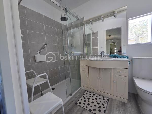 Magnifique Pavillon de plain pied de 149m² avec patio et dépendances à Avril sur Loire.

Amoureux des jolis coins de campagne, situé à deux du joli village d'Avril sur Loire, proche des écoles, commerces et commodités de Decize, nous présentons ce magnifique pavillon de plain pied d'une superficie habitable de 149m², 6 pièces composées, d'une spacieuse entrée, d'une grande pièce de vie de 50m², comprenant salon, séjour et cuisine ouverte, aménagée et équipée, d'un wc, d'une salle de bain, d'une suite parentale avec salle d'eau privative, d'un espaxe bureau et d'un cellier au rez-de-chaussée, d'un palier et de 3 chambres à l'étage dont avec espace dressing.  Cette maison dispose de plusieurs tzrrasses, d'un grand patio avec cuisine d'été, d'une dépendance de garage, d'un appentis de stationnement, d'un bucher, d'un grand potager, le tout sur un beau terrain d'environ 2590m², arboré,entretenu et entièrement clos.

Ce pavillon propose une spacieuse entrée qui dessert une suite parentale de 19m², avec salle d'eau privative, et porte fenêtre qui donne sur une terrasse, pièce idéale pour accueillir une 1
activité de gîte ou airbnb.
L'entrée dessert également une grande pièce de vie de 50m², composée d'un espace salon et d'un espace séjour qui dispose d'un poêle à bois pour de belles soirées au coin du feu, pièce dont les portes fenêtres donnent sur une grande terrasse. La pièce de vie se complète d'une cuisine ouverte,  aménagée et équipée dont la porte fenêtre donne sur un grand patio de 65m², véritable atout charme 
Le rez-de-chaussée se complète d'un wc indépendant,  d'une salle de bain avec baignoire et douche, d'un espace se bureau et d'un cellier.
De la pièce de vie, un escalier mène à l'étage, qui propose un palier qui dessert 3 chambres de 11, 14 et 15m², la seconde proposa t un espace dressing. 
A l'extèrieur, cette maison propose plusieurs terrasses, un grand patio de 65m² avec espace cuisine d'été, une dépendance de garage, un appentis de stationnement, un bûcher, un joli potager, le tout sur un beau terrain d'environ 2590m², arboré,entretenu et entièrement clos.
Tous les sols de ce pavillon sont en parquet pour le rez-de-chaussée, et en moquette à l'étage, il dispose d'une isolation double vitrage PVC, de volets roulants motorisés et solaires ou volets bois.
Il propose un type de chauffage au bois (poêle) ou électrique, un ballon production d'eau chaude. 
Cette maison dispose d'une toiture en tuiles mécaniques type tuile béton en bon état,  ainsi qu'une bonne isolation.
Niveau énergie, cette maison dispose d'excellentes notes énergétiques en C en dépenses énergétiques donc économique et B en gaz à effet de serre donc écologique.
Côté assainissement, cette propriété dispose d'une micro-station.
Côté internet, elle dispose de la fibre. 

Les plus de cette maison 
Sa localisation dans un joli coin de campagne, ses grands volumes de pièces dont sa pièce de vie, ses 4 chambres dont sa suite parentale de plain pied avec salle d'eau privative, ses terrasses, son grand patio, sa dépendance de garage, son joli potager, 

Photos supplémentaires disponibles sur BSK IMMOBILIER 
Pour tout renseignement complémentaire ou pour une visite, contactez-moi au 07 62 78 13 13.
Idéale pour une grande famille, pour une résidence secondaire à la campagne, cette maison est un vrai coup de cœur, une belle opportunité à saisir dès maintenant !!!