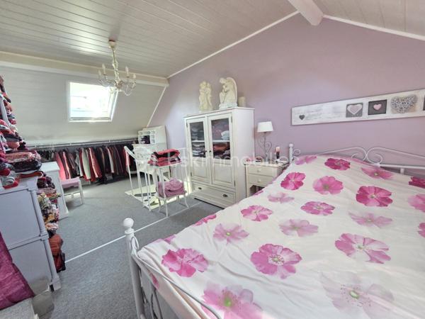 Magnifique Pavillon de plain pied de 149m² avec patio et dépendances à Avril sur Loire.

Amoureux des jolis coins de campagne, situé à deux du joli village d'Avril sur Loire, proche des écoles, commerces et commodités de Decize, nous présentons ce magnifique pavillon de plain pied d'une superficie habitable de 149m², 6 pièces composées, d'une spacieuse entrée, d'une grande pièce de vie de 50m², comprenant salon, séjour et cuisine ouverte, aménagée et équipée, d'un wc, d'une salle de bain, d'une suite parentale avec salle d'eau privative, d'un espaxe bureau et d'un cellier au rez-de-chaussée, d'un palier et de 3 chambres à l'étage dont avec espace dressing.  Cette maison dispose de plusieurs tzrrasses, d'un grand patio avec cuisine d'été, d'une dépendance de garage, d'un appentis de stationnement, d'un bucher, d'un grand potager, le tout sur un beau terrain d'environ 2590m², arboré,entretenu et entièrement clos.

Ce pavillon propose une spacieuse entrée qui dessert une suite parentale de 19m², avec salle d'eau privative, et porte fenêtre qui donne sur une terrasse, pièce idéale pour accueillir une 1
activité de gîte ou airbnb.
L'entrée dessert également une grande pièce de vie de 50m², composée d'un espace salon et d'un espace séjour qui dispose d'un poêle à bois pour de belles soirées au coin du feu, pièce dont les portes fenêtres donnent sur une grande terrasse. La pièce de vie se complète d'une cuisine ouverte,  aménagée et équipée dont la porte fenêtre donne sur un grand patio de 65m², véritable atout charme 
Le rez-de-chaussée se complète d'un wc indépendant,  d'une salle de bain avec baignoire et douche, d'un espace se bureau et d'un cellier.
De la pièce de vie, un escalier mène à l'étage, qui propose un palier qui dessert 3 chambres de 11, 14 et 15m², la seconde proposa t un espace dressing. 
A l'extèrieur, cette maison propose plusieurs terrasses, un grand patio de 65m² avec espace cuisine d'été, une dépendance de garage, un appentis de stationnement, un bûcher, un joli potager, le tout sur un beau terrain d'environ 2590m², arboré,entretenu et entièrement clos.
Tous les sols de ce pavillon sont en parquet pour le rez-de-chaussée, et en moquette à l'étage, il dispose d'une isolation double vitrage PVC, de volets roulants motorisés et solaires ou volets bois.
Il propose un type de chauffage au bois (poêle) ou électrique, un ballon production d'eau chaude. 
Cette maison dispose d'une toiture en tuiles mécaniques type tuile béton en bon état,  ainsi qu'une bonne isolation.
Niveau énergie, cette maison dispose d'excellentes notes énergétiques en C en dépenses énergétiques donc économique et B en gaz à effet de serre donc écologique.
Côté assainissement, cette propriété dispose d'une micro-station.
Côté internet, elle dispose de la fibre. 

Les plus de cette maison 
Sa localisation dans un joli coin de campagne, ses grands volumes de pièces dont sa pièce de vie, ses 4 chambres dont sa suite parentale de plain pied avec salle d'eau privative, ses terrasses, son grand patio, sa dépendance de garage, son joli potager, 

Photos supplémentaires disponibles sur BSK IMMOBILIER 
Pour tout renseignement complémentaire ou pour une visite, contactez-moi au 07 62 78 13 13.
Idéale pour une grande famille, pour une résidence secondaire à la campagne, cette maison est un vrai coup de cœur, une belle opportunité à saisir dès maintenant !!!