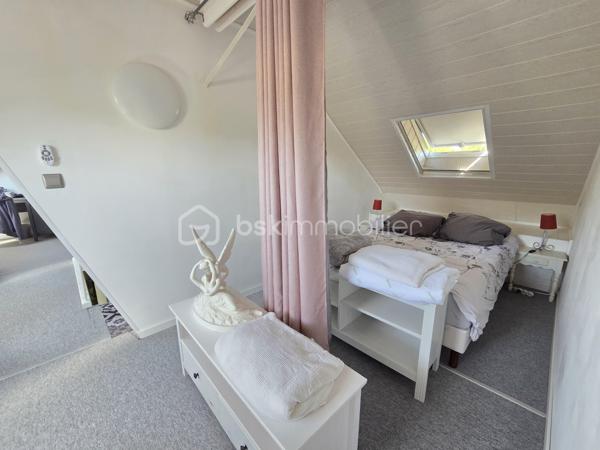 Magnifique Pavillon de plain pied de 149m² avec patio et dépendances à Avril sur Loire.

Amoureux des jolis coins de campagne, situé à deux du joli village d'Avril sur Loire, proche des écoles, commerces et commodités de Decize, nous présentons ce magnifique pavillon de plain pied d'une superficie habitable de 149m², 6 pièces composées, d'une spacieuse entrée, d'une grande pièce de vie de 50m², comprenant salon, séjour et cuisine ouverte, aménagée et équipée, d'un wc, d'une salle de bain, d'une suite parentale avec salle d'eau privative, d'un espaxe bureau et d'un cellier au rez-de-chaussée, d'un palier et de 3 chambres à l'étage dont avec espace dressing.  Cette maison dispose de plusieurs tzrrasses, d'un grand patio avec cuisine d'été, d'une dépendance de garage, d'un appentis de stationnement, d'un bucher, d'un grand potager, le tout sur un beau terrain d'environ 2590m², arboré,entretenu et entièrement clos.

Ce pavillon propose une spacieuse entrée qui dessert une suite parentale de 19m², avec salle d'eau privative, et porte fenêtre qui donne sur une terrasse, pièce idéale pour accueillir une 1
activité de gîte ou airbnb.
L'entrée dessert également une grande pièce de vie de 50m², composée d'un espace salon et d'un espace séjour qui dispose d'un poêle à bois pour de belles soirées au coin du feu, pièce dont les portes fenêtres donnent sur une grande terrasse. La pièce de vie se complète d'une cuisine ouverte,  aménagée et équipée dont la porte fenêtre donne sur un grand patio de 65m², véritable atout charme 
Le rez-de-chaussée se complète d'un wc indépendant,  d'une salle de bain avec baignoire et douche, d'un espace se bureau et d'un cellier.
De la pièce de vie, un escalier mène à l'étage, qui propose un palier qui dessert 3 chambres de 11, 14 et 15m², la seconde proposa t un espace dressing. 
A l'extèrieur, cette maison propose plusieurs terrasses, un grand patio de 65m² avec espace cuisine d'été, une dépendance de garage, un appentis de stationnement, un bûcher, un joli potager, le tout sur un beau terrain d'environ 2590m², arboré,entretenu et entièrement clos.
Tous les sols de ce pavillon sont en parquet pour le rez-de-chaussée, et en moquette à l'étage, il dispose d'une isolation double vitrage PVC, de volets roulants motorisés et solaires ou volets bois.
Il propose un type de chauffage au bois (poêle) ou électrique, un ballon production d'eau chaude. 
Cette maison dispose d'une toiture en tuiles mécaniques type tuile béton en bon état,  ainsi qu'une bonne isolation.
Niveau énergie, cette maison dispose d'excellentes notes énergétiques en C en dépenses énergétiques donc économique et B en gaz à effet de serre donc écologique.
Côté assainissement, cette propriété dispose d'une micro-station.
Côté internet, elle dispose de la fibre. 

Les plus de cette maison 
Sa localisation dans un joli coin de campagne, ses grands volumes de pièces dont sa pièce de vie, ses 4 chambres dont sa suite parentale de plain pied avec salle d'eau privative, ses terrasses, son grand patio, sa dépendance de garage, son joli potager, 

Photos supplémentaires disponibles sur BSK IMMOBILIER 
Pour tout renseignement complémentaire ou pour une visite, contactez-moi au 07 62 78 13 13.
Idéale pour une grande famille, pour une résidence secondaire à la campagne, cette maison est un vrai coup de cœur, une belle opportunité à saisir dès maintenant !!!