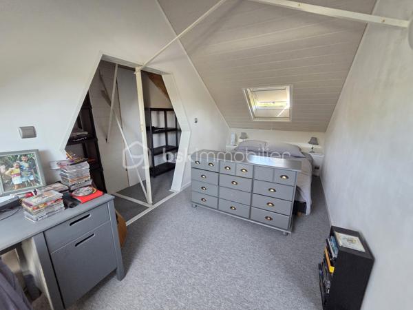 Magnifique Pavillon de plain pied de 149m² avec patio et dépendances à Avril sur Loire.

Amoureux des jolis coins de campagne, situé à deux du joli village d'Avril sur Loire, proche des écoles, commerces et commodités de Decize, nous présentons ce magnifique pavillon de plain pied d'une superficie habitable de 149m², 6 pièces composées, d'une spacieuse entrée, d'une grande pièce de vie de 50m², comprenant salon, séjour et cuisine ouverte, aménagée et équipée, d'un wc, d'une salle de bain, d'une suite parentale avec salle d'eau privative, d'un espaxe bureau et d'un cellier au rez-de-chaussée, d'un palier et de 3 chambres à l'étage dont avec espace dressing.  Cette maison dispose de plusieurs tzrrasses, d'un grand patio avec cuisine d'été, d'une dépendance de garage, d'un appentis de stationnement, d'un bucher, d'un grand potager, le tout sur un beau terrain d'environ 2590m², arboré,entretenu et entièrement clos.

Ce pavillon propose une spacieuse entrée qui dessert une suite parentale de 19m², avec salle d'eau privative, et porte fenêtre qui donne sur une terrasse, pièce idéale pour accueillir une 1
activité de gîte ou airbnb.
L'entrée dessert également une grande pièce de vie de 50m², composée d'un espace salon et d'un espace séjour qui dispose d'un poêle à bois pour de belles soirées au coin du feu, pièce dont les portes fenêtres donnent sur une grande terrasse. La pièce de vie se complète d'une cuisine ouverte,  aménagée et équipée dont la porte fenêtre donne sur un grand patio de 65m², véritable atout charme 
Le rez-de-chaussée se complète d'un wc indépendant,  d'une salle de bain avec baignoire et douche, d'un espace se bureau et d'un cellier.
De la pièce de vie, un escalier mène à l'étage, qui propose un palier qui dessert 3 chambres de 11, 14 et 15m², la seconde proposa t un espace dressing. 
A l'extèrieur, cette maison propose plusieurs terrasses, un grand patio de 65m² avec espace cuisine d'été, une dépendance de garage, un appentis de stationnement, un bûcher, un joli potager, le tout sur un beau terrain d'environ 2590m², arboré,entretenu et entièrement clos.
Tous les sols de ce pavillon sont en parquet pour le rez-de-chaussée, et en moquette à l'étage, il dispose d'une isolation double vitrage PVC, de volets roulants motorisés et solaires ou volets bois.
Il propose un type de chauffage au bois (poêle) ou électrique, un ballon production d'eau chaude. 
Cette maison dispose d'une toiture en tuiles mécaniques type tuile béton en bon état,  ainsi qu'une bonne isolation.
Niveau énergie, cette maison dispose d'excellentes notes énergétiques en C en dépenses énergétiques donc économique et B en gaz à effet de serre donc écologique.
Côté assainissement, cette propriété dispose d'une micro-station.
Côté internet, elle dispose de la fibre. 

Les plus de cette maison 
Sa localisation dans un joli coin de campagne, ses grands volumes de pièces dont sa pièce de vie, ses 4 chambres dont sa suite parentale de plain pied avec salle d'eau privative, ses terrasses, son grand patio, sa dépendance de garage, son joli potager, 

Photos supplémentaires disponibles sur BSK IMMOBILIER 
Pour tout renseignement complémentaire ou pour une visite, contactez-moi au 07 62 78 13 13.
Idéale pour une grande famille, pour une résidence secondaire à la campagne, cette maison est un vrai coup de cœur, une belle opportunité à saisir dès maintenant !!!