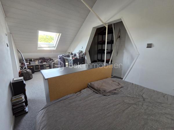 Magnifique Pavillon de plain pied de 149m² avec patio et dépendances à Avril sur Loire.

Amoureux des jolis coins de campagne, situé à deux du joli village d'Avril sur Loire, proche des écoles, commerces et commodités de Decize, nous présentons ce magnifique pavillon de plain pied d'une superficie habitable de 149m², 6 pièces composées, d'une spacieuse entrée, d'une grande pièce de vie de 50m², comprenant salon, séjour et cuisine ouverte, aménagée et équipée, d'un wc, d'une salle de bain, d'une suite parentale avec salle d'eau privative, d'un espaxe bureau et d'un cellier au rez-de-chaussée, d'un palier et de 3 chambres à l'étage dont avec espace dressing.  Cette maison dispose de plusieurs tzrrasses, d'un grand patio avec cuisine d'été, d'une dépendance de garage, d'un appentis de stationnement, d'un bucher, d'un grand potager, le tout sur un beau terrain d'environ 2590m², arboré,entretenu et entièrement clos.

Ce pavillon propose une spacieuse entrée qui dessert une suite parentale de 19m², avec salle d'eau privative, et porte fenêtre qui donne sur une terrasse, pièce idéale pour accueillir une 1
activité de gîte ou airbnb.
L'entrée dessert également une grande pièce de vie de 50m², composée d'un espace salon et d'un espace séjour qui dispose d'un poêle à bois pour de belles soirées au coin du feu, pièce dont les portes fenêtres donnent sur une grande terrasse. La pièce de vie se complète d'une cuisine ouverte,  aménagée et équipée dont la porte fenêtre donne sur un grand patio de 65m², véritable atout charme 
Le rez-de-chaussée se complète d'un wc indépendant,  d'une salle de bain avec baignoire et douche, d'un espace se bureau et d'un cellier.
De la pièce de vie, un escalier mène à l'étage, qui propose un palier qui dessert 3 chambres de 11, 14 et 15m², la seconde proposa t un espace dressing. 
A l'extèrieur, cette maison propose plusieurs terrasses, un grand patio de 65m² avec espace cuisine d'été, une dépendance de garage, un appentis de stationnement, un bûcher, un joli potager, le tout sur un beau terrain d'environ 2590m², arboré,entretenu et entièrement clos.
Tous les sols de ce pavillon sont en parquet pour le rez-de-chaussée, et en moquette à l'étage, il dispose d'une isolation double vitrage PVC, de volets roulants motorisés et solaires ou volets bois.
Il propose un type de chauffage au bois (poêle) ou électrique, un ballon production d'eau chaude. 
Cette maison dispose d'une toiture en tuiles mécaniques type tuile béton en bon état,  ainsi qu'une bonne isolation.
Niveau énergie, cette maison dispose d'excellentes notes énergétiques en C en dépenses énergétiques donc économique et B en gaz à effet de serre donc écologique.
Côté assainissement, cette propriété dispose d'une micro-station.
Côté internet, elle dispose de la fibre. 

Les plus de cette maison 
Sa localisation dans un joli coin de campagne, ses grands volumes de pièces dont sa pièce de vie, ses 4 chambres dont sa suite parentale de plain pied avec salle d'eau privative, ses terrasses, son grand patio, sa dépendance de garage, son joli potager, 

Photos supplémentaires disponibles sur BSK IMMOBILIER 
Pour tout renseignement complémentaire ou pour une visite, contactez-moi au 07 62 78 13 13.
Idéale pour une grande famille, pour une résidence secondaire à la campagne, cette maison est un vrai coup de cœur, une belle opportunité à saisir dès maintenant !!!