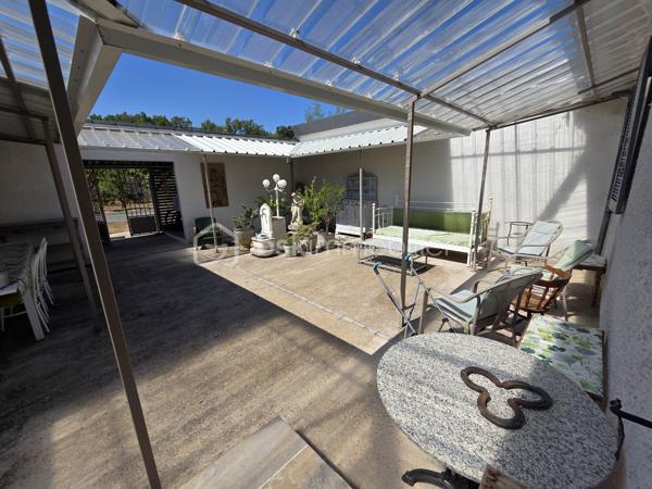 Magnifique Pavillon de plain pied de 149m² avec patio et dépendances à Avril sur Loire.

Amoureux des jolis coins de campagne, situé à deux du joli village d'Avril sur Loire, proche des écoles, commerces et commodités de Decize, nous présentons ce magnifique pavillon de plain pied d'une superficie habitable de 149m², 6 pièces composées, d'une spacieuse entrée, d'une grande pièce de vie de 50m², comprenant salon, séjour et cuisine ouverte, aménagée et équipée, d'un wc, d'une salle de bain, d'une suite parentale avec salle d'eau privative, d'un espaxe bureau et d'un cellier au rez-de-chaussée, d'un palier et de 3 chambres à l'étage dont avec espace dressing.  Cette maison dispose de plusieurs tzrrasses, d'un grand patio avec cuisine d'été, d'une dépendance de garage, d'un appentis de stationnement, d'un bucher, d'un grand potager, le tout sur un beau terrain d'environ 2590m², arboré,entretenu et entièrement clos.

Ce pavillon propose une spacieuse entrée qui dessert une suite parentale de 19m², avec salle d'eau privative, et porte fenêtre qui donne sur une terrasse, pièce idéale pour accueillir une 1
activité de gîte ou airbnb.
L'entrée dessert également une grande pièce de vie de 50m², composée d'un espace salon et d'un espace séjour qui dispose d'un poêle à bois pour de belles soirées au coin du feu, pièce dont les portes fenêtres donnent sur une grande terrasse. La pièce de vie se complète d'une cuisine ouverte,  aménagée et équipée dont la porte fenêtre donne sur un grand patio de 65m², véritable atout charme 
Le rez-de-chaussée se complète d'un wc indépendant,  d'une salle de bain avec baignoire et douche, d'un espace se bureau et d'un cellier.
De la pièce de vie, un escalier mène à l'étage, qui propose un palier qui dessert 3 chambres de 11, 14 et 15m², la seconde proposa t un espace dressing. 
A l'extèrieur, cette maison propose plusieurs terrasses, un grand patio de 65m² avec espace cuisine d'été, une dépendance de garage, un appentis de stationnement, un bûcher, un joli potager, le tout sur un beau terrain d'environ 2590m², arboré,entretenu et entièrement clos.
Tous les sols de ce pavillon sont en parquet pour le rez-de-chaussée, et en moquette à l'étage, il dispose d'une isolation double vitrage PVC, de volets roulants motorisés et solaires ou volets bois.
Il propose un type de chauffage au bois (poêle) ou électrique, un ballon production d'eau chaude. 
Cette maison dispose d'une toiture en tuiles mécaniques type tuile béton en bon état,  ainsi qu'une bonne isolation.
Niveau énergie, cette maison dispose d'excellentes notes énergétiques en C en dépenses énergétiques donc économique et B en gaz à effet de serre donc écologique.
Côté assainissement, cette propriété dispose d'une micro-station.
Côté internet, elle dispose de la fibre. 

Les plus de cette maison 
Sa localisation dans un joli coin de campagne, ses grands volumes de pièces dont sa pièce de vie, ses 4 chambres dont sa suite parentale de plain pied avec salle d'eau privative, ses terrasses, son grand patio, sa dépendance de garage, son joli potager, 

Photos supplémentaires disponibles sur BSK IMMOBILIER 
Pour tout renseignement complémentaire ou pour une visite, contactez-moi au 07 62 78 13 13.
Idéale pour une grande famille, pour une résidence secondaire à la campagne, cette maison est un vrai coup de cœur, une belle opportunité à saisir dès maintenant !!!