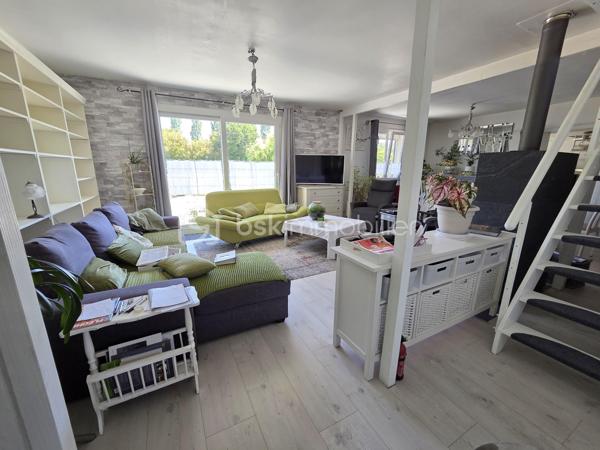 Magnifique Pavillon de plain pied de 149m² avec patio et dépendances à Avril sur Loire.

Amoureux des jolis coins de campagne, situé à deux du joli village d'Avril sur Loire, proche des écoles, commerces et commodités de Decize, nous présentons ce magnifique pavillon de plain pied d'une superficie habitable de 149m², 6 pièces composées, d'une spacieuse entrée, d'une grande pièce de vie de 50m², comprenant salon, séjour et cuisine ouverte, aménagée et équipée, d'un wc, d'une salle de bain, d'une suite parentale avec salle d'eau privative, d'un espaxe bureau et d'un cellier au rez-de-chaussée, d'un palier et de 3 chambres à l'étage dont avec espace dressing.  Cette maison dispose de plusieurs tzrrasses, d'un grand patio avec cuisine d'été, d'une dépendance de garage, d'un appentis de stationnement, d'un bucher, d'un grand potager, le tout sur un beau terrain d'environ 2590m², arboré,entretenu et entièrement clos.

Ce pavillon propose une spacieuse entrée qui dessert une suite parentale de 19m², avec salle d'eau privative, et porte fenêtre qui donne sur une terrasse, pièce idéale pour accueillir une 1
activité de gîte ou airbnb.
L'entrée dessert également une grande pièce de vie de 50m², composée d'un espace salon et d'un espace séjour qui dispose d'un poêle à bois pour de belles soirées au coin du feu, pièce dont les portes fenêtres donnent sur une grande terrasse. La pièce de vie se complète d'une cuisine ouverte,  aménagée et équipée dont la porte fenêtre donne sur un grand patio de 65m², véritable atout charme 
Le rez-de-chaussée se complète d'un wc indépendant,  d'une salle de bain avec baignoire et douche, d'un espace se bureau et d'un cellier.
De la pièce de vie, un escalier mène à l'étage, qui propose un palier qui dessert 3 chambres de 11, 14 et 15m², la seconde proposa t un espace dressing. 
A l'extèrieur, cette maison propose plusieurs terrasses, un grand patio de 65m² avec espace cuisine d'été, une dépendance de garage, un appentis de stationnement, un bûcher, un joli potager, le tout sur un beau terrain d'environ 2590m², arboré,entretenu et entièrement clos.
Tous les sols de ce pavillon sont en parquet pour le rez-de-chaussée, et en moquette à l'étage, il dispose d'une isolation double vitrage PVC, de volets roulants motorisés et solaires ou volets bois.
Il propose un type de chauffage au bois (poêle) ou électrique, un ballon production d'eau chaude. 
Cette maison dispose d'une toiture en tuiles mécaniques type tuile béton en bon état,  ainsi qu'une bonne isolation.
Niveau énergie, cette maison dispose d'excellentes notes énergétiques en C en dépenses énergétiques donc économique et B en gaz à effet de serre donc écologique.
Côté assainissement, cette propriété dispose d'une micro-station.
Côté internet, elle dispose de la fibre. 

Les plus de cette maison 
Sa localisation dans un joli coin de campagne, ses grands volumes de pièces dont sa pièce de vie, ses 4 chambres dont sa suite parentale de plain pied avec salle d'eau privative, ses terrasses, son grand patio, sa dépendance de garage, son joli potager, 

Photos supplémentaires disponibles sur BSK IMMOBILIER 
Pour tout renseignement complémentaire ou pour une visite, contactez-moi au 07 62 78 13 13.
Idéale pour une grande famille, pour une résidence secondaire à la campagne, cette maison est un vrai coup de cœur, une belle opportunité à saisir dès maintenant !!!