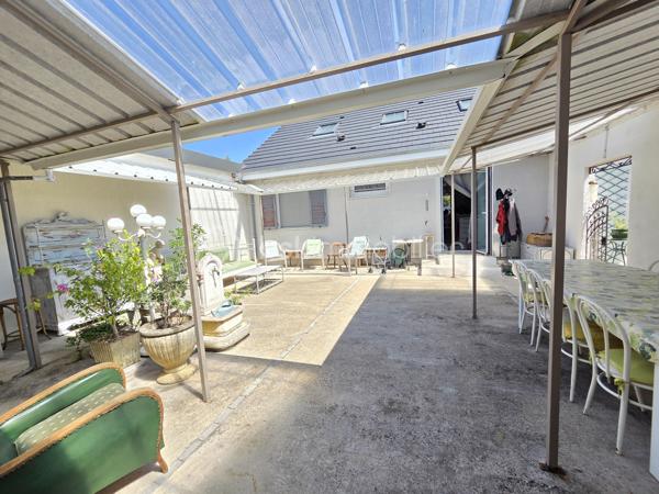 Magnifique Pavillon de plain pied de 149m² avec patio et dépendances à Avril sur Loire.

Amoureux des jolis coins de campagne, situé à deux du joli village d'Avril sur Loire, proche des écoles, commerces et commodités de Decize, nous présentons ce magnifique pavillon de plain pied d'une superficie habitable de 149m², 6 pièces composées, d'une spacieuse entrée, d'une grande pièce de vie de 50m², comprenant salon, séjour et cuisine ouverte, aménagée et équipée, d'un wc, d'une salle de bain, d'une suite parentale avec salle d'eau privative, d'un espaxe bureau et d'un cellier au rez-de-chaussée, d'un palier et de 3 chambres à l'étage dont avec espace dressing.  Cette maison dispose de plusieurs tzrrasses, d'un grand patio avec cuisine d'été, d'une dépendance de garage, d'un appentis de stationnement, d'un bucher, d'un grand potager, le tout sur un beau terrain d'environ 2590m², arboré,entretenu et entièrement clos.

Ce pavillon propose une spacieuse entrée qui dessert une suite parentale de 19m², avec salle d'eau privative, et porte fenêtre qui donne sur une terrasse, pièce idéale pour accueillir une 1
activité de gîte ou airbnb.
L'entrée dessert également une grande pièce de vie de 50m², composée d'un espace salon et d'un espace séjour qui dispose d'un poêle à bois pour de belles soirées au coin du feu, pièce dont les portes fenêtres donnent sur une grande terrasse. La pièce de vie se complète d'une cuisine ouverte,  aménagée et équipée dont la porte fenêtre donne sur un grand patio de 65m², véritable atout charme 
Le rez-de-chaussée se complète d'un wc indépendant,  d'une salle de bain avec baignoire et douche, d'un espace se bureau et d'un cellier.
De la pièce de vie, un escalier mène à l'étage, qui propose un palier qui dessert 3 chambres de 11, 14 et 15m², la seconde proposa t un espace dressing. 
A l'extèrieur, cette maison propose plusieurs terrasses, un grand patio de 65m² avec espace cuisine d'été, une dépendance de garage, un appentis de stationnement, un bûcher, un joli potager, le tout sur un beau terrain d'environ 2590m², arboré,entretenu et entièrement clos.
Tous les sols de ce pavillon sont en parquet pour le rez-de-chaussée, et en moquette à l'étage, il dispose d'une isolation double vitrage PVC, de volets roulants motorisés et solaires ou volets bois.
Il propose un type de chauffage au bois (poêle) ou électrique, un ballon production d'eau chaude. 
Cette maison dispose d'une toiture en tuiles mécaniques type tuile béton en bon état,  ainsi qu'une bonne isolation.
Niveau énergie, cette maison dispose d'excellentes notes énergétiques en C en dépenses énergétiques donc économique et B en gaz à effet de serre donc écologique.
Côté assainissement, cette propriété dispose d'une micro-station.
Côté internet, elle dispose de la fibre. 

Les plus de cette maison 
Sa localisation dans un joli coin de campagne, ses grands volumes de pièces dont sa pièce de vie, ses 4 chambres dont sa suite parentale de plain pied avec salle d'eau privative, ses terrasses, son grand patio, sa dépendance de garage, son joli potager, 

Photos supplémentaires disponibles sur BSK IMMOBILIER 
Pour tout renseignement complémentaire ou pour une visite, contactez-moi au 07 62 78 13 13.
Idéale pour une grande famille, pour une résidence secondaire à la campagne, cette maison est un vrai coup de cœur, une belle opportunité à saisir dès maintenant !!!