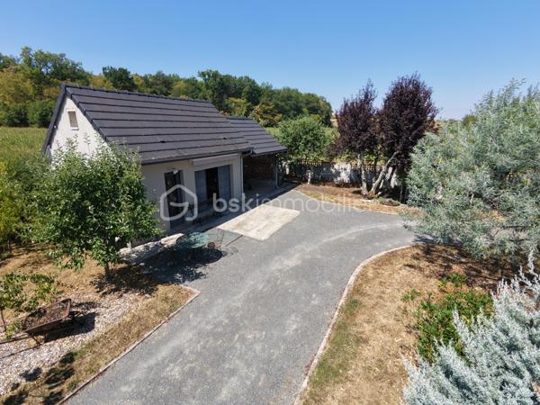 Magnifique Pavillon de plain pied de 149m² avec patio et dépendances à Avril sur Loire.

Amoureux des jolis coins de campagne, situé à deux du joli village d'Avril sur Loire, proche des écoles, commerces et commodités de Decize, nous présentons ce magnifique pavillon de plain pied d'une superficie habitable de 149m², 6 pièces composées, d'une spacieuse entrée, d'une grande pièce de vie de 50m², comprenant salon, séjour et cuisine ouverte, aménagée et équipée, d'un wc, d'une salle de bain, d'une suite parentale avec salle d'eau privative, d'un espaxe bureau et d'un cellier au rez-de-chaussée, d'un palier et de 3 chambres à l'étage dont avec espace dressing.  Cette maison dispose de plusieurs tzrrasses, d'un grand patio avec cuisine d'été, d'une dépendance de garage, d'un appentis de stationnement, d'un bucher, d'un grand potager, le tout sur un beau terrain d'environ 2590m², arboré,entretenu et entièrement clos.

Ce pavillon propose une spacieuse entrée qui dessert une suite parentale de 19m², avec salle d'eau privative, et porte fenêtre qui donne sur une terrasse, pièce idéale pour accueillir une 1
activité de gîte ou airbnb.
L'entrée dessert également une grande pièce de vie de 50m², composée d'un espace salon et d'un espace séjour qui dispose d'un poêle à bois pour de belles soirées au coin du feu, pièce dont les portes fenêtres donnent sur une grande terrasse. La pièce de vie se complète d'une cuisine ouverte,  aménagée et équipée dont la porte fenêtre donne sur un grand patio de 65m², véritable atout charme 
Le rez-de-chaussée se complète d'un wc indépendant,  d'une salle de bain avec baignoire et douche, d'un espace se bureau et d'un cellier.
De la pièce de vie, un escalier mène à l'étage, qui propose un palier qui dessert 3 chambres de 11, 14 et 15m², la seconde proposa t un espace dressing. 
A l'extèrieur, cette maison propose plusieurs terrasses, un grand patio de 65m² avec espace cuisine d'été, une dépendance de garage, un appentis de stationnement, un bûcher, un joli potager, le tout sur un beau terrain d'environ 2590m², arboré,entretenu et entièrement clos.
Tous les sols de ce pavillon sont en parquet pour le rez-de-chaussée, et en moquette à l'étage, il dispose d'une isolation double vitrage PVC, de volets roulants motorisés et solaires ou volets bois.
Il propose un type de chauffage au bois (poêle) ou électrique, un ballon production d'eau chaude. 
Cette maison dispose d'une toiture en tuiles mécaniques type tuile béton en bon état,  ainsi qu'une bonne isolation.
Niveau énergie, cette maison dispose d'excellentes notes énergétiques en C en dépenses énergétiques donc économique et B en gaz à effet de serre donc écologique.
Côté assainissement, cette propriété dispose d'une micro-station.
Côté internet, elle dispose de la fibre. 

Les plus de cette maison 
Sa localisation dans un joli coin de campagne, ses grands volumes de pièces dont sa pièce de vie, ses 4 chambres dont sa suite parentale de plain pied avec salle d'eau privative, ses terrasses, son grand patio, sa dépendance de garage, son joli potager, 

Photos supplémentaires disponibles sur BSK IMMOBILIER 
Pour tout renseignement complémentaire ou pour une visite, contactez-moi au 07 62 78 13 13.
Idéale pour une grande famille, pour une résidence secondaire à la campagne, cette maison est un vrai coup de cœur, une belle opportunité à saisir dès maintenant !!!