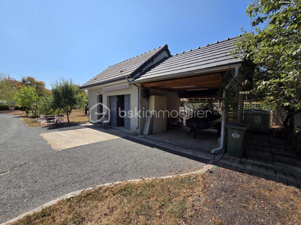 Magnifique Pavillon de plain pied de 149m² avec patio et dépendances à Avril sur Loire.

Amoureux des jolis coins de campagne, situé à deux du joli village d'Avril sur Loire, proche des écoles, commerces et commodités de Decize, nous présentons ce magnifique pavillon de plain pied d'une superficie habitable de 149m², 6 pièces composées, d'une spacieuse entrée, d'une grande pièce de vie de 50m², comprenant salon, séjour et cuisine ouverte, aménagée et équipée, d'un wc, d'une salle de bain, d'une suite parentale avec salle d'eau privative, d'un espaxe bureau et d'un cellier au rez-de-chaussée, d'un palier et de 3 chambres à l'étage dont avec espace dressing.  Cette maison dispose de plusieurs tzrrasses, d'un grand patio avec cuisine d'été, d'une dépendance de garage, d'un appentis de stationnement, d'un bucher, d'un grand potager, le tout sur un beau terrain d'environ 2590m², arboré,entretenu et entièrement clos.

Ce pavillon propose une spacieuse entrée qui dessert une suite parentale de 19m², avec salle d'eau privative, et porte fenêtre qui donne sur une terrasse, pièce idéale pour accueillir une 1
activité de gîte ou airbnb.
L'entrée dessert également une grande pièce de vie de 50m², composée d'un espace salon et d'un espace séjour qui dispose d'un poêle à bois pour de belles soirées au coin du feu, pièce dont les portes fenêtres donnent sur une grande terrasse. La pièce de vie se complète d'une cuisine ouverte,  aménagée et équipée dont la porte fenêtre donne sur un grand patio de 65m², véritable atout charme 
Le rez-de-chaussée se complète d'un wc indépendant,  d'une salle de bain avec baignoire et douche, d'un espace se bureau et d'un cellier.
De la pièce de vie, un escalier mène à l'étage, qui propose un palier qui dessert 3 chambres de 11, 14 et 15m², la seconde proposa t un espace dressing. 
A l'extèrieur, cette maison propose plusieurs terrasses, un grand patio de 65m² avec espace cuisine d'été, une dépendance de garage, un appentis de stationnement, un bûcher, un joli potager, le tout sur un beau terrain d'environ 2590m², arboré,entretenu et entièrement clos.
Tous les sols de ce pavillon sont en parquet pour le rez-de-chaussée, et en moquette à l'étage, il dispose d'une isolation double vitrage PVC, de volets roulants motorisés et solaires ou volets bois.
Il propose un type de chauffage au bois (poêle) ou électrique, un ballon production d'eau chaude. 
Cette maison dispose d'une toiture en tuiles mécaniques type tuile béton en bon état,  ainsi qu'une bonne isolation.
Niveau énergie, cette maison dispose d'excellentes notes énergétiques en C en dépenses énergétiques donc économique et B en gaz à effet de serre donc écologique.
Côté assainissement, cette propriété dispose d'une micro-station.
Côté internet, elle dispose de la fibre. 

Les plus de cette maison 
Sa localisation dans un joli coin de campagne, ses grands volumes de pièces dont sa pièce de vie, ses 4 chambres dont sa suite parentale de plain pied avec salle d'eau privative, ses terrasses, son grand patio, sa dépendance de garage, son joli potager, 

Photos supplémentaires disponibles sur BSK IMMOBILIER 
Pour tout renseignement complémentaire ou pour une visite, contactez-moi au 07 62 78 13 13.
Idéale pour une grande famille, pour une résidence secondaire à la campagne, cette maison est un vrai coup de cœur, une belle opportunité à saisir dès maintenant !!!
