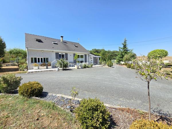 Magnifique Pavillon de plain pied de 149m² avec patio et dépendances à Avril sur Loire.

Amoureux des jolis coins de campagne, situé à deux du joli village d'Avril sur Loire, proche des écoles, commerces et commodités de Decize, nous présentons ce magnifique pavillon de plain pied d'une superficie habitable de 149m², 6 pièces composées, d'une spacieuse entrée, d'une grande pièce de vie de 50m², comprenant salon, séjour et cuisine ouverte, aménagée et équipée, d'un wc, d'une salle de bain, d'une suite parentale avec salle d'eau privative, d'un espaxe bureau et d'un cellier au rez-de-chaussée, d'un palier et de 3 chambres à l'étage dont avec espace dressing.  Cette maison dispose de plusieurs tzrrasses, d'un grand patio avec cuisine d'été, d'une dépendance de garage, d'un appentis de stationnement, d'un bucher, d'un grand potager, le tout sur un beau terrain d'environ 2590m², arboré,entretenu et entièrement clos.

Ce pavillon propose une spacieuse entrée qui dessert une suite parentale de 19m², avec salle d'eau privative, et porte fenêtre qui donne sur une terrasse, pièce idéale pour accueillir une 1
activité de gîte ou airbnb.
L'entrée dessert également une grande pièce de vie de 50m², composée d'un espace salon et d'un espace séjour qui dispose d'un poêle à bois pour de belles soirées au coin du feu, pièce dont les portes fenêtres donnent sur une grande terrasse. La pièce de vie se complète d'une cuisine ouverte,  aménagée et équipée dont la porte fenêtre donne sur un grand patio de 65m², véritable atout charme 
Le rez-de-chaussée se complète d'un wc indépendant,  d'une salle de bain avec baignoire et douche, d'un espace se bureau et d'un cellier.
De la pièce de vie, un escalier mène à l'étage, qui propose un palier qui dessert 3 chambres de 11, 14 et 15m², la seconde proposa t un espace dressing. 
A l'extèrieur, cette maison propose plusieurs terrasses, un grand patio de 65m² avec espace cuisine d'été, une dépendance de garage, un appentis de stationnement, un bûcher, un joli potager, le tout sur un beau terrain d'environ 2590m², arboré,entretenu et entièrement clos.
Tous les sols de ce pavillon sont en parquet pour le rez-de-chaussée, et en moquette à l'étage, il dispose d'une isolation double vitrage PVC, de volets roulants motorisés et solaires ou volets bois.
Il propose un type de chauffage au bois (poêle) ou électrique, un ballon production d'eau chaude. 
Cette maison dispose d'une toiture en tuiles mécaniques type tuile béton en bon état,  ainsi qu'une bonne isolation.
Niveau énergie, cette maison dispose d'excellentes notes énergétiques en C en dépenses énergétiques donc économique et B en gaz à effet de serre donc écologique.
Côté assainissement, cette propriété dispose d'une micro-station.
Côté internet, elle dispose de la fibre. 

Les plus de cette maison 
Sa localisation dans un joli coin de campagne, ses grands volumes de pièces dont sa pièce de vie, ses 4 chambres dont sa suite parentale de plain pied avec salle d'eau privative, ses terrasses, son grand patio, sa dépendance de garage, son joli potager, 

Photos supplémentaires disponibles sur BSK IMMOBILIER 
Pour tout renseignement complémentaire ou pour une visite, contactez-moi au 07 62 78 13 13.
Idéale pour une grande famille, pour une résidence secondaire à la campagne, cette maison est un vrai coup de cœur, une belle opportunité à saisir dès maintenant !!!