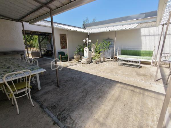 Magnifique Pavillon de plain pied de 149m² avec patio et dépendances à Avril sur Loire.

Amoureux des jolis coins de campagne, situé à deux du joli village d'Avril sur Loire, proche des écoles, commerces et commodités de Decize, nous présentons ce magnifique pavillon de plain pied d'une superficie habitable de 149m², 6 pièces composées, d'une spacieuse entrée, d'une grande pièce de vie de 50m², comprenant salon, séjour et cuisine ouverte, aménagée et équipée, d'un wc, d'une salle de bain, d'une suite parentale avec salle d'eau privative, d'un espaxe bureau et d'un cellier au rez-de-chaussée, d'un palier et de 3 chambres à l'étage dont avec espace dressing.  Cette maison dispose de plusieurs tzrrasses, d'un grand patio avec cuisine d'été, d'une dépendance de garage, d'un appentis de stationnement, d'un bucher, d'un grand potager, le tout sur un beau terrain d'environ 2590m², arboré,entretenu et entièrement clos.

Ce pavillon propose une spacieuse entrée qui dessert une suite parentale de 19m², avec salle d'eau privative, et porte fenêtre qui donne sur une terrasse, pièce idéale pour accueillir une 1
activité de gîte ou airbnb.
L'entrée dessert également une grande pièce de vie de 50m², composée d'un espace salon et d'un espace séjour qui dispose d'un poêle à bois pour de belles soirées au coin du feu, pièce dont les portes fenêtres donnent sur une grande terrasse. La pièce de vie se complète d'une cuisine ouverte,  aménagée et équipée dont la porte fenêtre donne sur un grand patio de 65m², véritable atout charme 
Le rez-de-chaussée se complète d'un wc indépendant,  d'une salle de bain avec baignoire et douche, d'un espace se bureau et d'un cellier.
De la pièce de vie, un escalier mène à l'étage, qui propose un palier qui dessert 3 chambres de 11, 14 et 15m², la seconde proposa t un espace dressing. 
A l'extèrieur, cette maison propose plusieurs terrasses, un grand patio de 65m² avec espace cuisine d'été, une dépendance de garage, un appentis de stationnement, un bûcher, un joli potager, le tout sur un beau terrain d'environ 2590m², arboré,entretenu et entièrement clos.
Tous les sols de ce pavillon sont en parquet pour le rez-de-chaussée, et en moquette à l'étage, il dispose d'une isolation double vitrage PVC, de volets roulants motorisés et solaires ou volets bois.
Il propose un type de chauffage au bois (poêle) ou électrique, un ballon production d'eau chaude. 
Cette maison dispose d'une toiture en tuiles mécaniques type tuile béton en bon état,  ainsi qu'une bonne isolation.
Niveau énergie, cette maison dispose d'excellentes notes énergétiques en C en dépenses énergétiques donc économique et B en gaz à effet de serre donc écologique.
Côté assainissement, cette propriété dispose d'une micro-station.
Côté internet, elle dispose de la fibre. 

Les plus de cette maison 
Sa localisation dans un joli coin de campagne, ses grands volumes de pièces dont sa pièce de vie, ses 4 chambres dont sa suite parentale de plain pied avec salle d'eau privative, ses terrasses, son grand patio, sa dépendance de garage, son joli potager, 

Photos supplémentaires disponibles sur BSK IMMOBILIER 
Pour tout renseignement complémentaire ou pour une visite, contactez-moi au 07 62 78 13 13.
Idéale pour une grande famille, pour une résidence secondaire à la campagne, cette maison est un vrai coup de cœur, une belle opportunité à saisir dès maintenant !!!