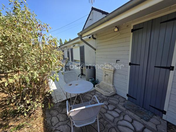 Magnifique Pavillon de plain pied de 149m² avec patio et dépendances à Avril sur Loire.

Amoureux des jolis coins de campagne, situé à deux du joli village d'Avril sur Loire, proche des écoles, commerces et commodités de Decize, nous présentons ce magnifique pavillon de plain pied d'une superficie habitable de 149m², 6 pièces composées, d'une spacieuse entrée, d'une grande pièce de vie de 50m², comprenant salon, séjour et cuisine ouverte, aménagée et équipée, d'un wc, d'une salle de bain, d'une suite parentale avec salle d'eau privative, d'un espaxe bureau et d'un cellier au rez-de-chaussée, d'un palier et de 3 chambres à l'étage dont avec espace dressing.  Cette maison dispose de plusieurs tzrrasses, d'un grand patio avec cuisine d'été, d'une dépendance de garage, d'un appentis de stationnement, d'un bucher, d'un grand potager, le tout sur un beau terrain d'environ 2590m², arboré,entretenu et entièrement clos.

Ce pavillon propose une spacieuse entrée qui dessert une suite parentale de 19m², avec salle d'eau privative, et porte fenêtre qui donne sur une terrasse, pièce idéale pour accueillir une 1
activité de gîte ou airbnb.
L'entrée dessert également une grande pièce de vie de 50m², composée d'un espace salon et d'un espace séjour qui dispose d'un poêle à bois pour de belles soirées au coin du feu, pièce dont les portes fenêtres donnent sur une grande terrasse. La pièce de vie se complète d'une cuisine ouverte,  aménagée et équipée dont la porte fenêtre donne sur un grand patio de 65m², véritable atout charme 
Le rez-de-chaussée se complète d'un wc indépendant,  d'une salle de bain avec baignoire et douche, d'un espace se bureau et d'un cellier.
De la pièce de vie, un escalier mène à l'étage, qui propose un palier qui dessert 3 chambres de 11, 14 et 15m², la seconde proposa t un espace dressing. 
A l'extèrieur, cette maison propose plusieurs terrasses, un grand patio de 65m² avec espace cuisine d'été, une dépendance de garage, un appentis de stationnement, un bûcher, un joli potager, le tout sur un beau terrain d'environ 2590m², arboré,entretenu et entièrement clos.
Tous les sols de ce pavillon sont en parquet pour le rez-de-chaussée, et en moquette à l'étage, il dispose d'une isolation double vitrage PVC, de volets roulants motorisés et solaires ou volets bois.
Il propose un type de chauffage au bois (poêle) ou électrique, un ballon production d'eau chaude. 
Cette maison dispose d'une toiture en tuiles mécaniques type tuile béton en bon état,  ainsi qu'une bonne isolation.
Niveau énergie, cette maison dispose d'excellentes notes énergétiques en C en dépenses énergétiques donc économique et B en gaz à effet de serre donc écologique.
Côté assainissement, cette propriété dispose d'une micro-station.
Côté internet, elle dispose de la fibre. 

Les plus de cette maison 
Sa localisation dans un joli coin de campagne, ses grands volumes de pièces dont sa pièce de vie, ses 4 chambres dont sa suite parentale de plain pied avec salle d'eau privative, ses terrasses, son grand patio, sa dépendance de garage, son joli potager, 

Photos supplémentaires disponibles sur BSK IMMOBILIER 
Pour tout renseignement complémentaire ou pour une visite, contactez-moi au 07 62 78 13 13.
Idéale pour une grande famille, pour une résidence secondaire à la campagne, cette maison est un vrai coup de cœur, une belle opportunité à saisir dès maintenant !!!