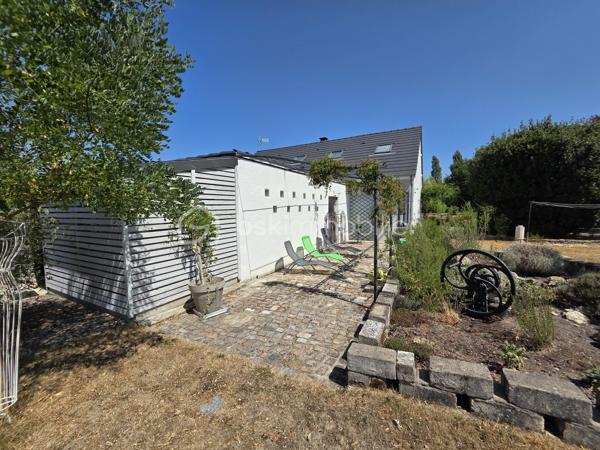 Magnifique Pavillon de plain pied de 149m² avec patio et dépendances à Avril sur Loire.

Amoureux des jolis coins de campagne, situé à deux du joli village d'Avril sur Loire, proche des écoles, commerces et commodités de Decize, nous présentons ce magnifique pavillon de plain pied d'une superficie habitable de 149m², 6 pièces composées, d'une spacieuse entrée, d'une grande pièce de vie de 50m², comprenant salon, séjour et cuisine ouverte, aménagée et équipée, d'un wc, d'une salle de bain, d'une suite parentale avec salle d'eau privative, d'un espaxe bureau et d'un cellier au rez-de-chaussée, d'un palier et de 3 chambres à l'étage dont avec espace dressing.  Cette maison dispose de plusieurs tzrrasses, d'un grand patio avec cuisine d'été, d'une dépendance de garage, d'un appentis de stationnement, d'un bucher, d'un grand potager, le tout sur un beau terrain d'environ 2590m², arboré,entretenu et entièrement clos.

Ce pavillon propose une spacieuse entrée qui dessert une suite parentale de 19m², avec salle d'eau privative, et porte fenêtre qui donne sur une terrasse, pièce idéale pour accueillir une 1
activité de gîte ou airbnb.
L'entrée dessert également une grande pièce de vie de 50m², composée d'un espace salon et d'un espace séjour qui dispose d'un poêle à bois pour de belles soirées au coin du feu, pièce dont les portes fenêtres donnent sur une grande terrasse. La pièce de vie se complète d'une cuisine ouverte,  aménagée et équipée dont la porte fenêtre donne sur un grand patio de 65m², véritable atout charme 
Le rez-de-chaussée se complète d'un wc indépendant,  d'une salle de bain avec baignoire et douche, d'un espace se bureau et d'un cellier.
De la pièce de vie, un escalier mène à l'étage, qui propose un palier qui dessert 3 chambres de 11, 14 et 15m², la seconde proposa t un espace dressing. 
A l'extèrieur, cette maison propose plusieurs terrasses, un grand patio de 65m² avec espace cuisine d'été, une dépendance de garage, un appentis de stationnement, un bûcher, un joli potager, le tout sur un beau terrain d'environ 2590m², arboré,entretenu et entièrement clos.
Tous les sols de ce pavillon sont en parquet pour le rez-de-chaussée, et en moquette à l'étage, il dispose d'une isolation double vitrage PVC, de volets roulants motorisés et solaires ou volets bois.
Il propose un type de chauffage au bois (poêle) ou électrique, un ballon production d'eau chaude. 
Cette maison dispose d'une toiture en tuiles mécaniques type tuile béton en bon état,  ainsi qu'une bonne isolation.
Niveau énergie, cette maison dispose d'excellentes notes énergétiques en C en dépenses énergétiques donc économique et B en gaz à effet de serre donc écologique.
Côté assainissement, cette propriété dispose d'une micro-station.
Côté internet, elle dispose de la fibre. 

Les plus de cette maison 
Sa localisation dans un joli coin de campagne, ses grands volumes de pièces dont sa pièce de vie, ses 4 chambres dont sa suite parentale de plain pied avec salle d'eau privative, ses terrasses, son grand patio, sa dépendance de garage, son joli potager, 

Photos supplémentaires disponibles sur BSK IMMOBILIER 
Pour tout renseignement complémentaire ou pour une visite, contactez-moi au 07 62 78 13 13.
Idéale pour une grande famille, pour une résidence secondaire à la campagne, cette maison est un vrai coup de cœur, une belle opportunité à saisir dès maintenant !!!