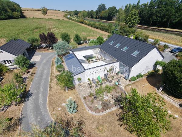 Magnifique Pavillon de plain pied de 149m² avec patio et dépendances à Avril sur Loire.

Amoureux des jolis coins de campagne, situé à deux du joli village d'Avril sur Loire, proche des écoles, commerces et commodités de Decize, nous présentons ce magnifique pavillon de plain pied d'une superficie habitable de 149m², 6 pièces composées, d'une spacieuse entrée, d'une grande pièce de vie de 50m², comprenant salon, séjour et cuisine ouverte, aménagée et équipée, d'un wc, d'une salle de bain, d'une suite parentale avec salle d'eau privative, d'un espaxe bureau et d'un cellier au rez-de-chaussée, d'un palier et de 3 chambres à l'étage dont avec espace dressing.  Cette maison dispose de plusieurs tzrrasses, d'un grand patio avec cuisine d'été, d'une dépendance de garage, d'un appentis de stationnement, d'un bucher, d'un grand potager, le tout sur un beau terrain d'environ 2590m², arboré,entretenu et entièrement clos.

Ce pavillon propose une spacieuse entrée qui dessert une suite parentale de 19m², avec salle d'eau privative, et porte fenêtre qui donne sur une terrasse, pièce idéale pour accueillir une 1
activité de gîte ou airbnb.
L'entrée dessert également une grande pièce de vie de 50m², composée d'un espace salon et d'un espace séjour qui dispose d'un poêle à bois pour de belles soirées au coin du feu, pièce dont les portes fenêtres donnent sur une grande terrasse. La pièce de vie se complète d'une cuisine ouverte,  aménagée et équipée dont la porte fenêtre donne sur un grand patio de 65m², véritable atout charme 
Le rez-de-chaussée se complète d'un wc indépendant,  d'une salle de bain avec baignoire et douche, d'un espace se bureau et d'un cellier.
De la pièce de vie, un escalier mène à l'étage, qui propose un palier qui dessert 3 chambres de 11, 14 et 15m², la seconde proposa t un espace dressing. 
A l'extèrieur, cette maison propose plusieurs terrasses, un grand patio de 65m² avec espace cuisine d'été, une dépendance de garage, un appentis de stationnement, un bûcher, un joli potager, le tout sur un beau terrain d'environ 2590m², arboré,entretenu et entièrement clos.
Tous les sols de ce pavillon sont en parquet pour le rez-de-chaussée, et en moquette à l'étage, il dispose d'une isolation double vitrage PVC, de volets roulants motorisés et solaires ou volets bois.
Il propose un type de chauffage au bois (poêle) ou électrique, un ballon production d'eau chaude. 
Cette maison dispose d'une toiture en tuiles mécaniques type tuile béton en bon état,  ainsi qu'une bonne isolation.
Niveau énergie, cette maison dispose d'excellentes notes énergétiques en C en dépenses énergétiques donc économique et B en gaz à effet de serre donc écologique.
Côté assainissement, cette propriété dispose d'une micro-station.
Côté internet, elle dispose de la fibre. 

Les plus de cette maison 
Sa localisation dans un joli coin de campagne, ses grands volumes de pièces dont sa pièce de vie, ses 4 chambres dont sa suite parentale de plain pied avec salle d'eau privative, ses terrasses, son grand patio, sa dépendance de garage, son joli potager, 

Photos supplémentaires disponibles sur BSK IMMOBILIER 
Pour tout renseignement complémentaire ou pour une visite, contactez-moi au 07 62 78 13 13.
Idéale pour une grande famille, pour une résidence secondaire à la campagne, cette maison est un vrai coup de cœur, une belle opportunité à saisir dès maintenant !!!