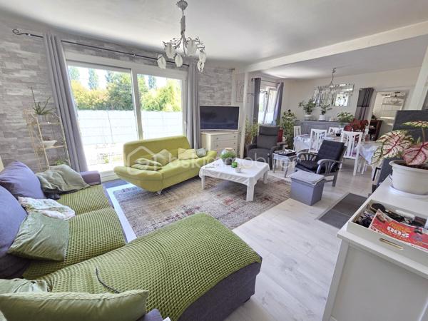 Magnifique Pavillon de plain pied de 149m² avec patio et dépendances à Avril sur Loire.

Amoureux des jolis coins de campagne, situé à deux du joli village d'Avril sur Loire, proche des écoles, commerces et commodités de Decize, nous présentons ce magnifique pavillon de plain pied d'une superficie habitable de 149m², 6 pièces composées, d'une spacieuse entrée, d'une grande pièce de vie de 50m², comprenant salon, séjour et cuisine ouverte, aménagée et équipée, d'un wc, d'une salle de bain, d'une suite parentale avec salle d'eau privative, d'un espaxe bureau et d'un cellier au rez-de-chaussée, d'un palier et de 3 chambres à l'étage dont avec espace dressing.  Cette maison dispose de plusieurs tzrrasses, d'un grand patio avec cuisine d'été, d'une dépendance de garage, d'un appentis de stationnement, d'un bucher, d'un grand potager, le tout sur un beau terrain d'environ 2590m², arboré,entretenu et entièrement clos.

Ce pavillon propose une spacieuse entrée qui dessert une suite parentale de 19m², avec salle d'eau privative, et porte fenêtre qui donne sur une terrasse, pièce idéale pour accueillir une 1
activité de gîte ou airbnb.
L'entrée dessert également une grande pièce de vie de 50m², composée d'un espace salon et d'un espace séjour qui dispose d'un poêle à bois pour de belles soirées au coin du feu, pièce dont les portes fenêtres donnent sur une grande terrasse. La pièce de vie se complète d'une cuisine ouverte,  aménagée et équipée dont la porte fenêtre donne sur un grand patio de 65m², véritable atout charme 
Le rez-de-chaussée se complète d'un wc indépendant,  d'une salle de bain avec baignoire et douche, d'un espace se bureau et d'un cellier.
De la pièce de vie, un escalier mène à l'étage, qui propose un palier qui dessert 3 chambres de 11, 14 et 15m², la seconde proposa t un espace dressing. 
A l'extèrieur, cette maison propose plusieurs terrasses, un grand patio de 65m² avec espace cuisine d'été, une dépendance de garage, un appentis de stationnement, un bûcher, un joli potager, le tout sur un beau terrain d'environ 2590m², arboré,entretenu et entièrement clos.
Tous les sols de ce pavillon sont en parquet pour le rez-de-chaussée, et en moquette à l'étage, il dispose d'une isolation double vitrage PVC, de volets roulants motorisés et solaires ou volets bois.
Il propose un type de chauffage au bois (poêle) ou électrique, un ballon production d'eau chaude. 
Cette maison dispose d'une toiture en tuiles mécaniques type tuile béton en bon état,  ainsi qu'une bonne isolation.
Niveau énergie, cette maison dispose d'excellentes notes énergétiques en C en dépenses énergétiques donc économique et B en gaz à effet de serre donc écologique.
Côté assainissement, cette propriété dispose d'une micro-station.
Côté internet, elle dispose de la fibre. 

Les plus de cette maison 
Sa localisation dans un joli coin de campagne, ses grands volumes de pièces dont sa pièce de vie, ses 4 chambres dont sa suite parentale de plain pied avec salle d'eau privative, ses terrasses, son grand patio, sa dépendance de garage, son joli potager, 

Photos supplémentaires disponibles sur BSK IMMOBILIER 
Pour tout renseignement complémentaire ou pour une visite, contactez-moi au 07 62 78 13 13.
Idéale pour une grande famille, pour une résidence secondaire à la campagne, cette maison est un vrai coup de cœur, une belle opportunité à saisir dès maintenant !!!