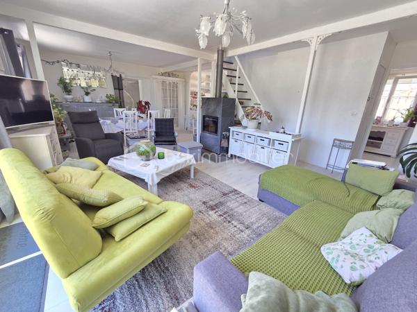 Magnifique Pavillon de plain pied de 149m² avec patio et dépendances à Avril sur Loire.

Amoureux des jolis coins de campagne, situé à deux du joli village d'Avril sur Loire, proche des écoles, commerces et commodités de Decize, nous présentons ce magnifique pavillon de plain pied d'une superficie habitable de 149m², 6 pièces composées, d'une spacieuse entrée, d'une grande pièce de vie de 50m², comprenant salon, séjour et cuisine ouverte, aménagée et équipée, d'un wc, d'une salle de bain, d'une suite parentale avec salle d'eau privative, d'un espaxe bureau et d'un cellier au rez-de-chaussée, d'un palier et de 3 chambres à l'étage dont avec espace dressing.  Cette maison dispose de plusieurs tzrrasses, d'un grand patio avec cuisine d'été, d'une dépendance de garage, d'un appentis de stationnement, d'un bucher, d'un grand potager, le tout sur un beau terrain d'environ 2590m², arboré,entretenu et entièrement clos.

Ce pavillon propose une spacieuse entrée qui dessert une suite parentale de 19m², avec salle d'eau privative, et porte fenêtre qui donne sur une terrasse, pièce idéale pour accueillir une 1
activité de gîte ou airbnb.
L'entrée dessert également une grande pièce de vie de 50m², composée d'un espace salon et d'un espace séjour qui dispose d'un poêle à bois pour de belles soirées au coin du feu, pièce dont les portes fenêtres donnent sur une grande terrasse. La pièce de vie se complète d'une cuisine ouverte,  aménagée et équipée dont la porte fenêtre donne sur un grand patio de 65m², véritable atout charme 
Le rez-de-chaussée se complète d'un wc indépendant,  d'une salle de bain avec baignoire et douche, d'un espace se bureau et d'un cellier.
De la pièce de vie, un escalier mène à l'étage, qui propose un palier qui dessert 3 chambres de 11, 14 et 15m², la seconde proposa t un espace dressing. 
A l'extèrieur, cette maison propose plusieurs terrasses, un grand patio de 65m² avec espace cuisine d'été, une dépendance de garage, un appentis de stationnement, un bûcher, un joli potager, le tout sur un beau terrain d'environ 2590m², arboré,entretenu et entièrement clos.
Tous les sols de ce pavillon sont en parquet pour le rez-de-chaussée, et en moquette à l'étage, il dispose d'une isolation double vitrage PVC, de volets roulants motorisés et solaires ou volets bois.
Il propose un type de chauffage au bois (poêle) ou électrique, un ballon production d'eau chaude. 
Cette maison dispose d'une toiture en tuiles mécaniques type tuile béton en bon état,  ainsi qu'une bonne isolation.
Niveau énergie, cette maison dispose d'excellentes notes énergétiques en C en dépenses énergétiques donc économique et B en gaz à effet de serre donc écologique.
Côté assainissement, cette propriété dispose d'une micro-station.
Côté internet, elle dispose de la fibre. 

Les plus de cette maison 
Sa localisation dans un joli coin de campagne, ses grands volumes de pièces dont sa pièce de vie, ses 4 chambres dont sa suite parentale de plain pied avec salle d'eau privative, ses terrasses, son grand patio, sa dépendance de garage, son joli potager, 

Photos supplémentaires disponibles sur BSK IMMOBILIER 
Pour tout renseignement complémentaire ou pour une visite, contactez-moi au 07 62 78 13 13.
Idéale pour une grande famille, pour une résidence secondaire à la campagne, cette maison est un vrai coup de cœur, une belle opportunité à saisir dès maintenant !!!