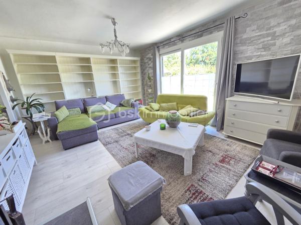 Magnifique Pavillon de plain pied de 149m² avec patio et dépendances à Avril sur Loire.

Amoureux des jolis coins de campagne, situé à deux du joli village d'Avril sur Loire, proche des écoles, commerces et commodités de Decize, nous présentons ce magnifique pavillon de plain pied d'une superficie habitable de 149m², 6 pièces composées, d'une spacieuse entrée, d'une grande pièce de vie de 50m², comprenant salon, séjour et cuisine ouverte, aménagée et équipée, d'un wc, d'une salle de bain, d'une suite parentale avec salle d'eau privative, d'un espaxe bureau et d'un cellier au rez-de-chaussée, d'un palier et de 3 chambres à l'étage dont avec espace dressing.  Cette maison dispose de plusieurs tzrrasses, d'un grand patio avec cuisine d'été, d'une dépendance de garage, d'un appentis de stationnement, d'un bucher, d'un grand potager, le tout sur un beau terrain d'environ 2590m², arboré,entretenu et entièrement clos.

Ce pavillon propose une spacieuse entrée qui dessert une suite parentale de 19m², avec salle d'eau privative, et porte fenêtre qui donne sur une terrasse, pièce idéale pour accueillir une 1
activité de gîte ou airbnb.
L'entrée dessert également une grande pièce de vie de 50m², composée d'un espace salon et d'un espace séjour qui dispose d'un poêle à bois pour de belles soirées au coin du feu, pièce dont les portes fenêtres donnent sur une grande terrasse. La pièce de vie se complète d'une cuisine ouverte,  aménagée et équipée dont la porte fenêtre donne sur un grand patio de 65m², véritable atout charme 
Le rez-de-chaussée se complète d'un wc indépendant,  d'une salle de bain avec baignoire et douche, d'un espace se bureau et d'un cellier.
De la pièce de vie, un escalier mène à l'étage, qui propose un palier qui dessert 3 chambres de 11, 14 et 15m², la seconde proposa t un espace dressing. 
A l'extèrieur, cette maison propose plusieurs terrasses, un grand patio de 65m² avec espace cuisine d'été, une dépendance de garage, un appentis de stationnement, un bûcher, un joli potager, le tout sur un beau terrain d'environ 2590m², arboré,entretenu et entièrement clos.
Tous les sols de ce pavillon sont en parquet pour le rez-de-chaussée, et en moquette à l'étage, il dispose d'une isolation double vitrage PVC, de volets roulants motorisés et solaires ou volets bois.
Il propose un type de chauffage au bois (poêle) ou électrique, un ballon production d'eau chaude. 
Cette maison dispose d'une toiture en tuiles mécaniques type tuile béton en bon état,  ainsi qu'une bonne isolation.
Niveau énergie, cette maison dispose d'excellentes notes énergétiques en C en dépenses énergétiques donc économique et B en gaz à effet de serre donc écologique.
Côté assainissement, cette propriété dispose d'une micro-station.
Côté internet, elle dispose de la fibre. 

Les plus de cette maison 
Sa localisation dans un joli coin de campagne, ses grands volumes de pièces dont sa pièce de vie, ses 4 chambres dont sa suite parentale de plain pied avec salle d'eau privative, ses terrasses, son grand patio, sa dépendance de garage, son joli potager, 

Photos supplémentaires disponibles sur BSK IMMOBILIER 
Pour tout renseignement complémentaire ou pour une visite, contactez-moi au 07 62 78 13 13.
Idéale pour une grande famille, pour une résidence secondaire à la campagne, cette maison est un vrai coup de cœur, une belle opportunité à saisir dès maintenant !!!