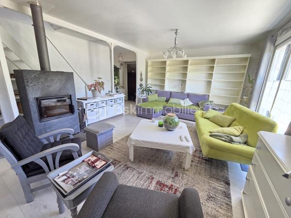 Magnifique Pavillon de plain pied de 149m² avec patio et dépendances à Avril sur Loire.

Amoureux des jolis coins de campagne, situé à deux du joli village d'Avril sur Loire, proche des écoles, commerces et commodités de Decize, nous présentons ce magnifique pavillon de plain pied d'une superficie habitable de 149m², 6 pièces composées, d'une spacieuse entrée, d'une grande pièce de vie de 50m², comprenant salon, séjour et cuisine ouverte, aménagée et équipée, d'un wc, d'une salle de bain, d'une suite parentale avec salle d'eau privative, d'un espaxe bureau et d'un cellier au rez-de-chaussée, d'un palier et de 3 chambres à l'étage dont avec espace dressing.  Cette maison dispose de plusieurs tzrrasses, d'un grand patio avec cuisine d'été, d'une dépendance de garage, d'un appentis de stationnement, d'un bucher, d'un grand potager, le tout sur un beau terrain d'environ 2590m², arboré,entretenu et entièrement clos.

Ce pavillon propose une spacieuse entrée qui dessert une suite parentale de 19m², avec salle d'eau privative, et porte fenêtre qui donne sur une terrasse, pièce idéale pour accueillir une 1
activité de gîte ou airbnb.
L'entrée dessert également une grande pièce de vie de 50m², composée d'un espace salon et d'un espace séjour qui dispose d'un poêle à bois pour de belles soirées au coin du feu, pièce dont les portes fenêtres donnent sur une grande terrasse. La pièce de vie se complète d'une cuisine ouverte,  aménagée et équipée dont la porte fenêtre donne sur un grand patio de 65m², véritable atout charme 
Le rez-de-chaussée se complète d'un wc indépendant,  d'une salle de bain avec baignoire et douche, d'un espace se bureau et d'un cellier.
De la pièce de vie, un escalier mène à l'étage, qui propose un palier qui dessert 3 chambres de 11, 14 et 15m², la seconde proposa t un espace dressing. 
A l'extèrieur, cette maison propose plusieurs terrasses, un grand patio de 65m² avec espace cuisine d'été, une dépendance de garage, un appentis de stationnement, un bûcher, un joli potager, le tout sur un beau terrain d'environ 2590m², arboré,entretenu et entièrement clos.
Tous les sols de ce pavillon sont en parquet pour le rez-de-chaussée, et en moquette à l'étage, il dispose d'une isolation double vitrage PVC, de volets roulants motorisés et solaires ou volets bois.
Il propose un type de chauffage au bois (poêle) ou électrique, un ballon production d'eau chaude. 
Cette maison dispose d'une toiture en tuiles mécaniques type tuile béton en bon état,  ainsi qu'une bonne isolation.
Niveau énergie, cette maison dispose d'excellentes notes énergétiques en C en dépenses énergétiques donc économique et B en gaz à effet de serre donc écologique.
Côté assainissement, cette propriété dispose d'une micro-station.
Côté internet, elle dispose de la fibre. 

Les plus de cette maison 
Sa localisation dans un joli coin de campagne, ses grands volumes de pièces dont sa pièce de vie, ses 4 chambres dont sa suite parentale de plain pied avec salle d'eau privative, ses terrasses, son grand patio, sa dépendance de garage, son joli potager, 

Photos supplémentaires disponibles sur BSK IMMOBILIER 
Pour tout renseignement complémentaire ou pour une visite, contactez-moi au 07 62 78 13 13.
Idéale pour une grande famille, pour une résidence secondaire à la campagne, cette maison est un vrai coup de cœur, une belle opportunité à saisir dès maintenant !!!