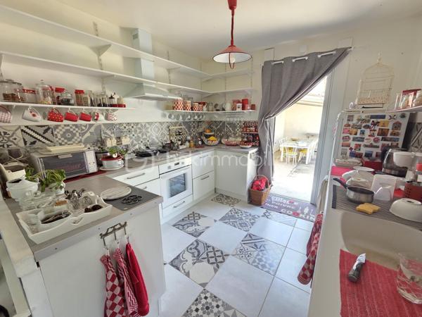 Magnifique Pavillon de plain pied de 149m² avec patio et dépendances à Avril sur Loire.

Amoureux des jolis coins de campagne, situé à deux du joli village d'Avril sur Loire, proche des écoles, commerces et commodités de Decize, nous présentons ce magnifique pavillon de plain pied d'une superficie habitable de 149m², 6 pièces composées, d'une spacieuse entrée, d'une grande pièce de vie de 50m², comprenant salon, séjour et cuisine ouverte, aménagée et équipée, d'un wc, d'une salle de bain, d'une suite parentale avec salle d'eau privative, d'un espaxe bureau et d'un cellier au rez-de-chaussée, d'un palier et de 3 chambres à l'étage dont avec espace dressing.  Cette maison dispose de plusieurs tzrrasses, d'un grand patio avec cuisine d'été, d'une dépendance de garage, d'un appentis de stationnement, d'un bucher, d'un grand potager, le tout sur un beau terrain d'environ 2590m², arboré,entretenu et entièrement clos.

Ce pavillon propose une spacieuse entrée qui dessert une suite parentale de 19m², avec salle d'eau privative, et porte fenêtre qui donne sur une terrasse, pièce idéale pour accueillir une 1
activité de gîte ou airbnb.
L'entrée dessert également une grande pièce de vie de 50m², composée d'un espace salon et d'un espace séjour qui dispose d'un poêle à bois pour de belles soirées au coin du feu, pièce dont les portes fenêtres donnent sur une grande terrasse. La pièce de vie se complète d'une cuisine ouverte,  aménagée et équipée dont la porte fenêtre donne sur un grand patio de 65m², véritable atout charme 
Le rez-de-chaussée se complète d'un wc indépendant,  d'une salle de bain avec baignoire et douche, d'un espace se bureau et d'un cellier.
De la pièce de vie, un escalier mène à l'étage, qui propose un palier qui dessert 3 chambres de 11, 14 et 15m², la seconde proposa t un espace dressing. 
A l'extèrieur, cette maison propose plusieurs terrasses, un grand patio de 65m² avec espace cuisine d'été, une dépendance de garage, un appentis de stationnement, un bûcher, un joli potager, le tout sur un beau terrain d'environ 2590m², arboré,entretenu et entièrement clos.
Tous les sols de ce pavillon sont en parquet pour le rez-de-chaussée, et en moquette à l'étage, il dispose d'une isolation double vitrage PVC, de volets roulants motorisés et solaires ou volets bois.
Il propose un type de chauffage au bois (poêle) ou électrique, un ballon production d'eau chaude. 
Cette maison dispose d'une toiture en tuiles mécaniques type tuile béton en bon état,  ainsi qu'une bonne isolation.
Niveau énergie, cette maison dispose d'excellentes notes énergétiques en C en dépenses énergétiques donc économique et B en gaz à effet de serre donc écologique.
Côté assainissement, cette propriété dispose d'une micro-station.
Côté internet, elle dispose de la fibre. 

Les plus de cette maison 
Sa localisation dans un joli coin de campagne, ses grands volumes de pièces dont sa pièce de vie, ses 4 chambres dont sa suite parentale de plain pied avec salle d'eau privative, ses terrasses, son grand patio, sa dépendance de garage, son joli potager, 

Photos supplémentaires disponibles sur BSK IMMOBILIER 
Pour tout renseignement complémentaire ou pour une visite, contactez-moi au 07 62 78 13 13.
Idéale pour une grande famille, pour une résidence secondaire à la campagne, cette maison est un vrai coup de cœur, une belle opportunité à saisir dès maintenant !!!