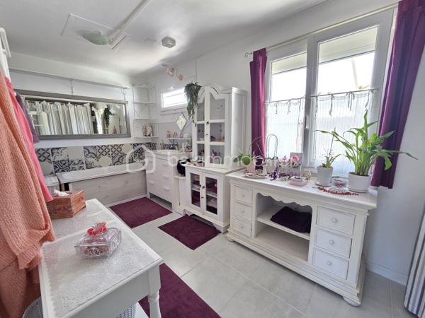 Magnifique Pavillon de plain pied de 149m² avec patio et dépendances à Avril sur Loire.

Amoureux des jolis coins de campagne, situé à deux du joli village d'Avril sur Loire, proche des écoles, commerces et commodités de Decize, nous présentons ce magnifique pavillon de plain pied d'une superficie habitable de 149m², 6 pièces composées, d'une spacieuse entrée, d'une grande pièce de vie de 50m², comprenant salon, séjour et cuisine ouverte, aménagée et équipée, d'un wc, d'une salle de bain, d'une suite parentale avec salle d'eau privative, d'un espaxe bureau et d'un cellier au rez-de-chaussée, d'un palier et de 3 chambres à l'étage dont avec espace dressing.  Cette maison dispose de plusieurs tzrrasses, d'un grand patio avec cuisine d'été, d'une dépendance de garage, d'un appentis de stationnement, d'un bucher, d'un grand potager, le tout sur un beau terrain d'environ 2590m², arboré,entretenu et entièrement clos.

Ce pavillon propose une spacieuse entrée qui dessert une suite parentale de 19m², avec salle d'eau privative, et porte fenêtre qui donne sur une terrasse, pièce idéale pour accueillir une 1
activité de gîte ou airbnb.
L'entrée dessert également une grande pièce de vie de 50m², composée d'un espace salon et d'un espace séjour qui dispose d'un poêle à bois pour de belles soirées au coin du feu, pièce dont les portes fenêtres donnent sur une grande terrasse. La pièce de vie se complète d'une cuisine ouverte,  aménagée et équipée dont la porte fenêtre donne sur un grand patio de 65m², véritable atout charme 
Le rez-de-chaussée se complète d'un wc indépendant,  d'une salle de bain avec baignoire et douche, d'un espace se bureau et d'un cellier.
De la pièce de vie, un escalier mène à l'étage, qui propose un palier qui dessert 3 chambres de 11, 14 et 15m², la seconde proposa t un espace dressing. 
A l'extèrieur, cette maison propose plusieurs terrasses, un grand patio de 65m² avec espace cuisine d'été, une dépendance de garage, un appentis de stationnement, un bûcher, un joli potager, le tout sur un beau terrain d'environ 2590m², arboré,entretenu et entièrement clos.
Tous les sols de ce pavillon sont en parquet pour le rez-de-chaussée, et en moquette à l'étage, il dispose d'une isolation double vitrage PVC, de volets roulants motorisés et solaires ou volets bois.
Il propose un type de chauffage au bois (poêle) ou électrique, un ballon production d'eau chaude. 
Cette maison dispose d'une toiture en tuiles mécaniques type tuile béton en bon état,  ainsi qu'une bonne isolation.
Niveau énergie, cette maison dispose d'excellentes notes énergétiques en C en dépenses énergétiques donc économique et B en gaz à effet de serre donc écologique.
Côté assainissement, cette propriété dispose d'une micro-station.
Côté internet, elle dispose de la fibre. 

Les plus de cette maison 
Sa localisation dans un joli coin de campagne, ses grands volumes de pièces dont sa pièce de vie, ses 4 chambres dont sa suite parentale de plain pied avec salle d'eau privative, ses terrasses, son grand patio, sa dépendance de garage, son joli potager, 

Photos supplémentaires disponibles sur BSK IMMOBILIER 
Pour tout renseignement complémentaire ou pour une visite, contactez-moi au 07 62 78 13 13.
Idéale pour une grande famille, pour une résidence secondaire à la campagne, cette maison est un vrai coup de cœur, une belle opportunité à saisir dès maintenant !!!