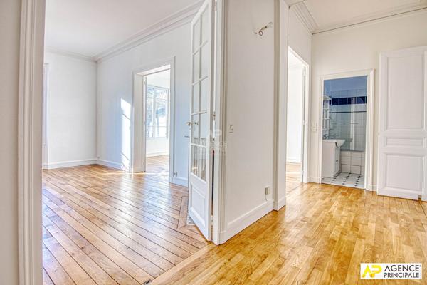 Versailles Notre-Dame les Prés - Appartement 4 pièces 93 .34 m² carrez avec cave et balcon situé au 1er étage d'un superbe immeuble ancien €895 000 ** - Référence 27679