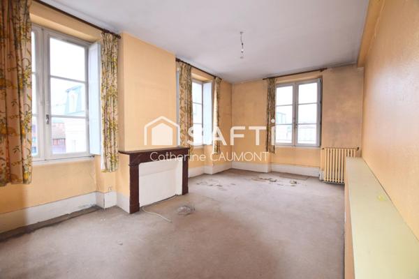 Emplacement N°1, bel immeuble à rénover