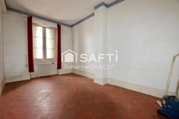 Emplacement N°1, bel immeuble à rénover