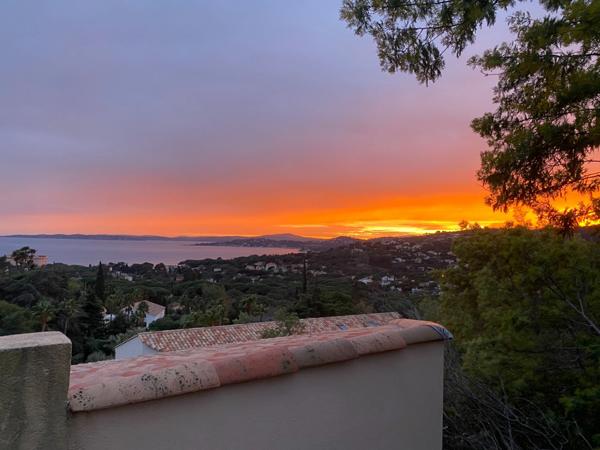 Rare et atypique...Villa sur le toit offrant une vue panoramique sur le Golfe de St Tropez