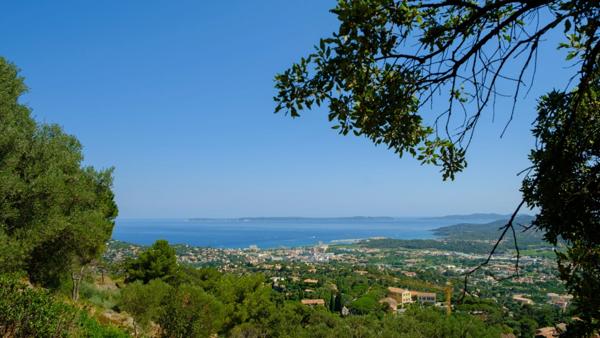 Rare et atypique...Villa sur le toit offrant une vue panoramique sur le Golfe de St Tropez
