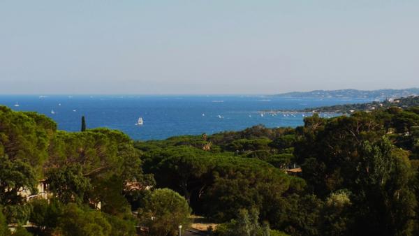 Rare et atypique...Villa sur le toit offrant une vue panoramique sur le Golfe de St Tropez