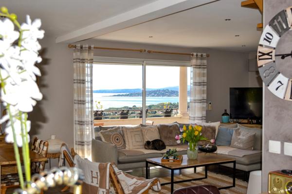 Rare et atypique...Villa sur le toit offrant une vue panoramique sur le Golfe de St Tropez