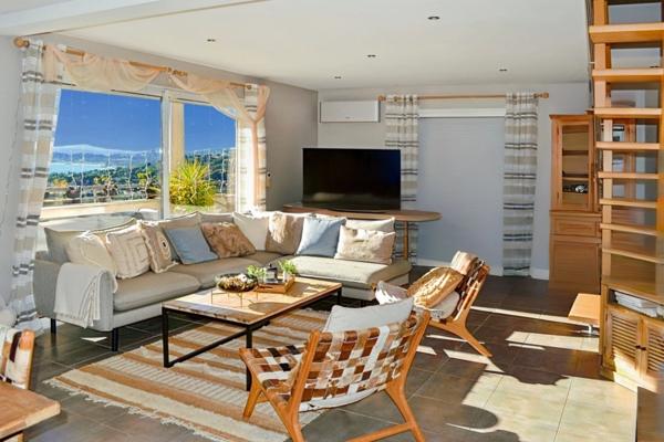 Rare et atypique...Villa sur le toit offrant une vue panoramique sur le Golfe de St Tropez