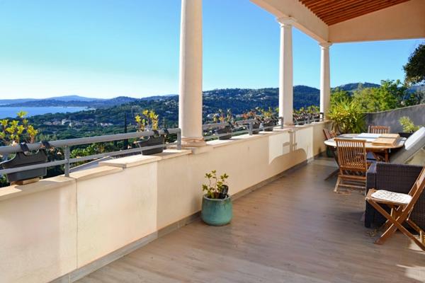 Rare et atypique...Villa sur le toit offrant une vue panoramique sur le Golfe de St Tropez