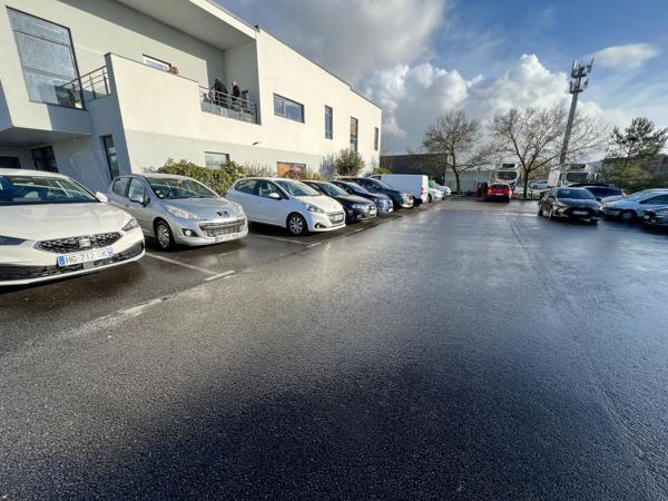 Bureaux indépendants à vendre ou louer Les Sorinières stationnements extérieurs