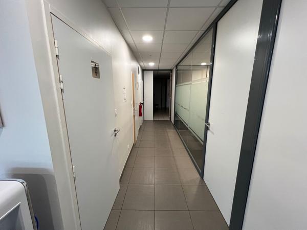 Bureaux indépendants à vendre ou louer Les Sorinières stationnements extérieurs
