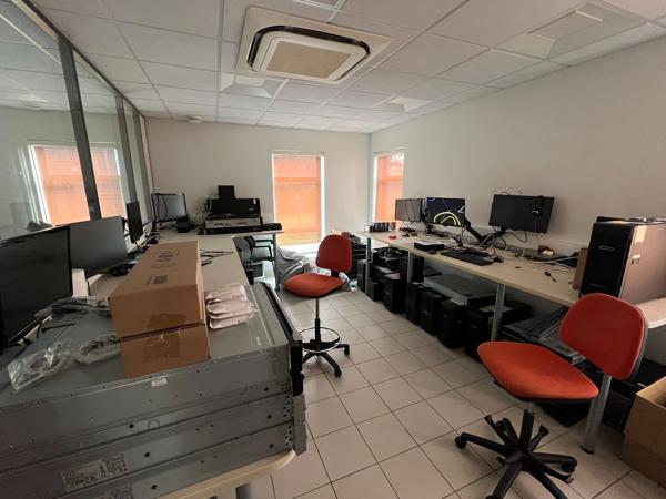 Bureaux indépendants à vendre ou louer Les Sorinières stationnements extérieurs