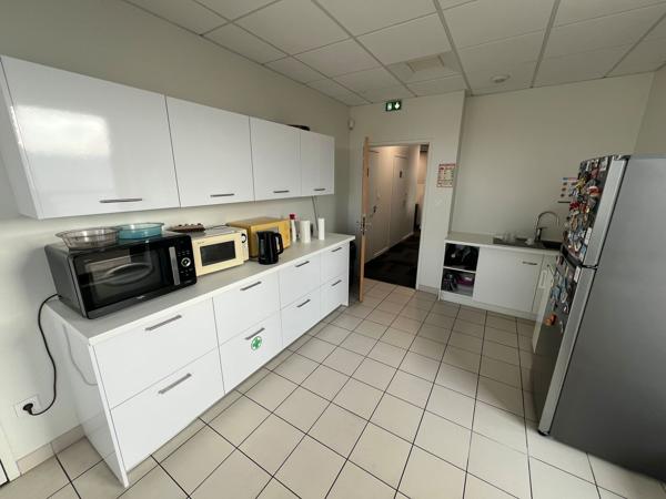 Bureaux indépendants à vendre ou louer Les Sorinières stationnements extérieurs